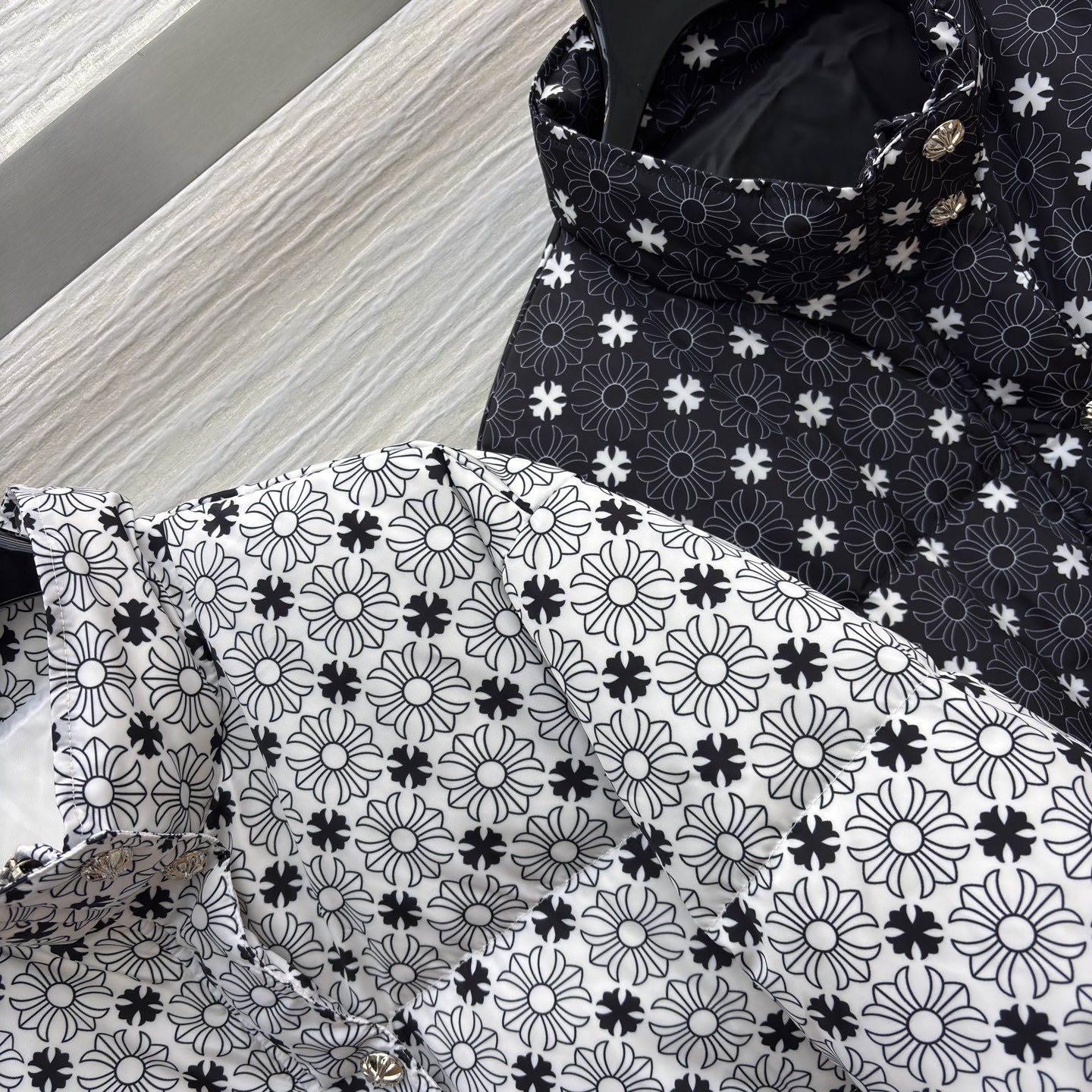 克罗星25秋冬 立领短款羽绒服 满印花纹邂逅羽绒的蓬松暖意 短款羽绒服便成了冬日穿搭的吸睛利器 银白款清