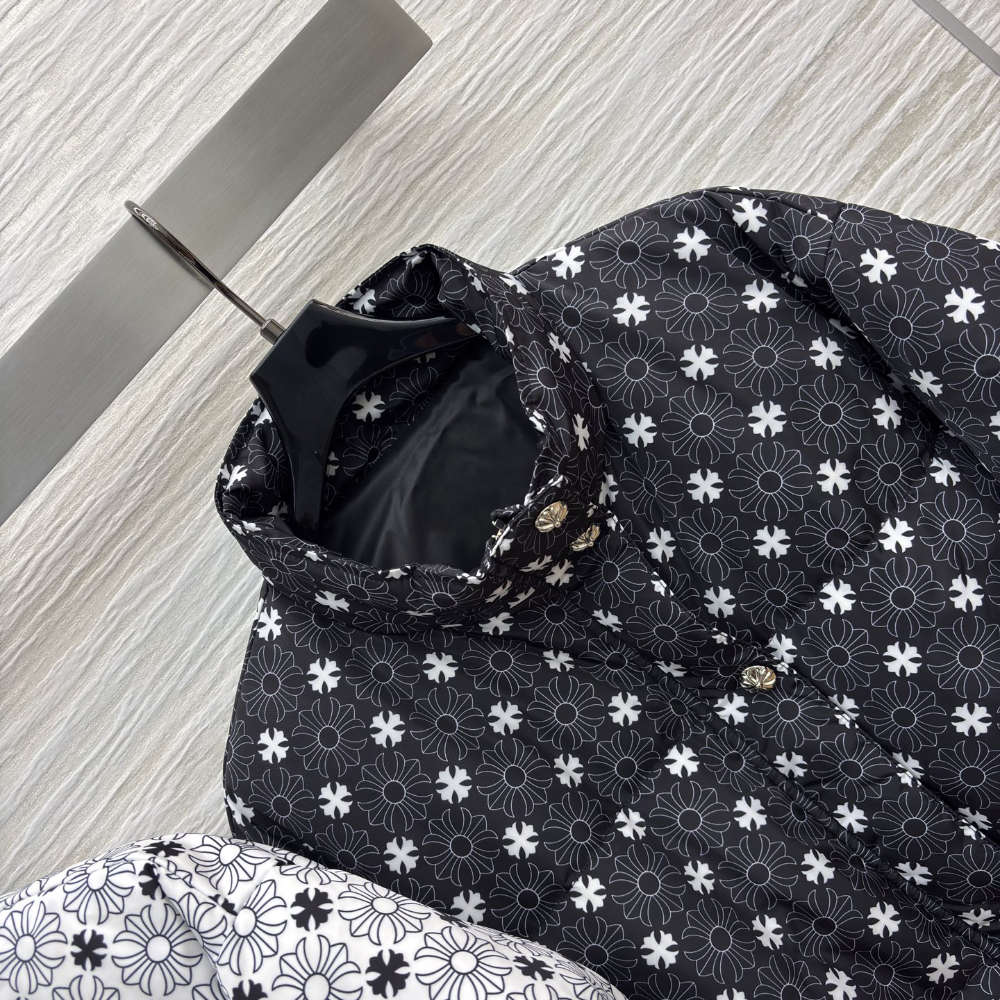 克罗星25秋冬 立领短款羽绒服 满印花纹邂逅羽绒的蓬松暖意 短款羽绒服便成了冬日穿搭的吸睛利器 银白款清