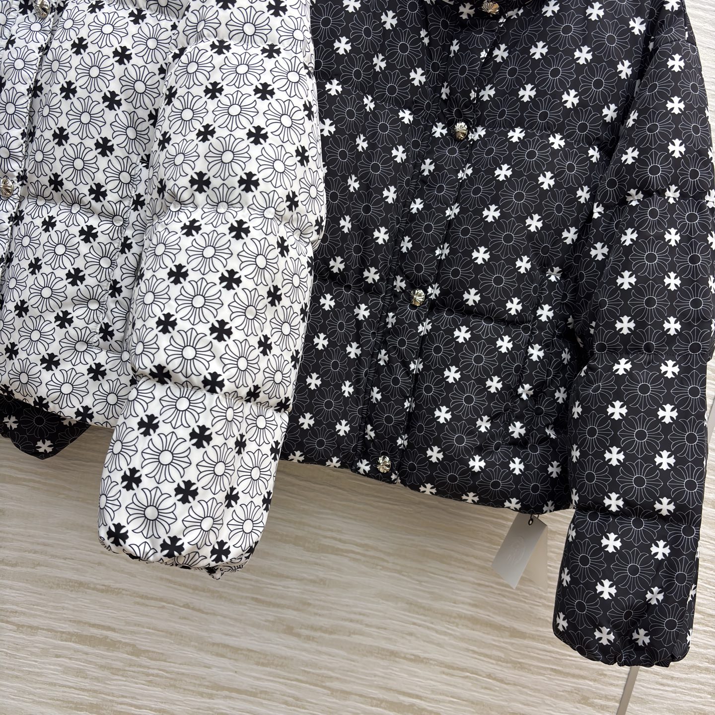 克罗星25秋冬 立领短款羽绒服 满印花纹邂逅羽绒的蓬松暖意 短款羽绒服便成了冬日穿搭的吸睛利器 银白款清