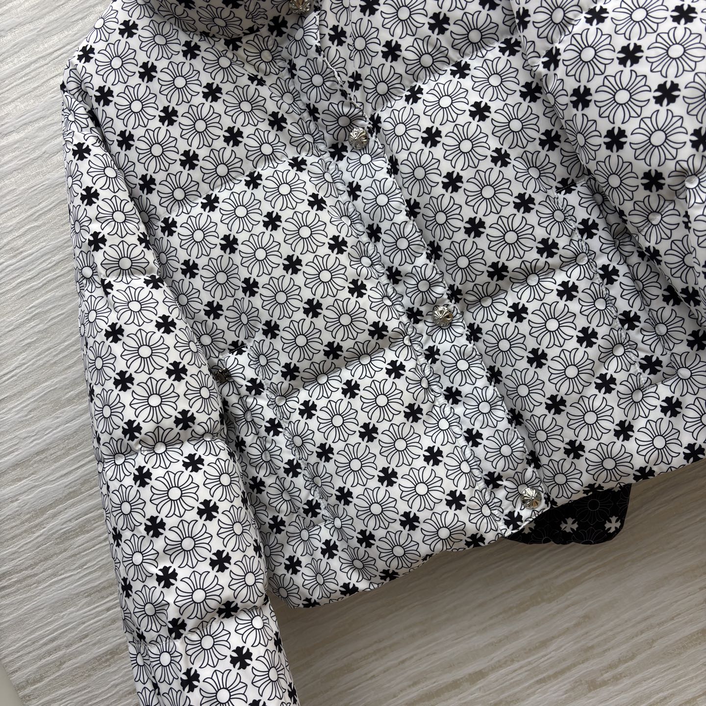 克罗星25秋冬 立领短款羽绒服 满印花纹邂逅羽绒的蓬松暖意 短款羽绒服便成了冬日穿搭的吸睛利器 银白款清