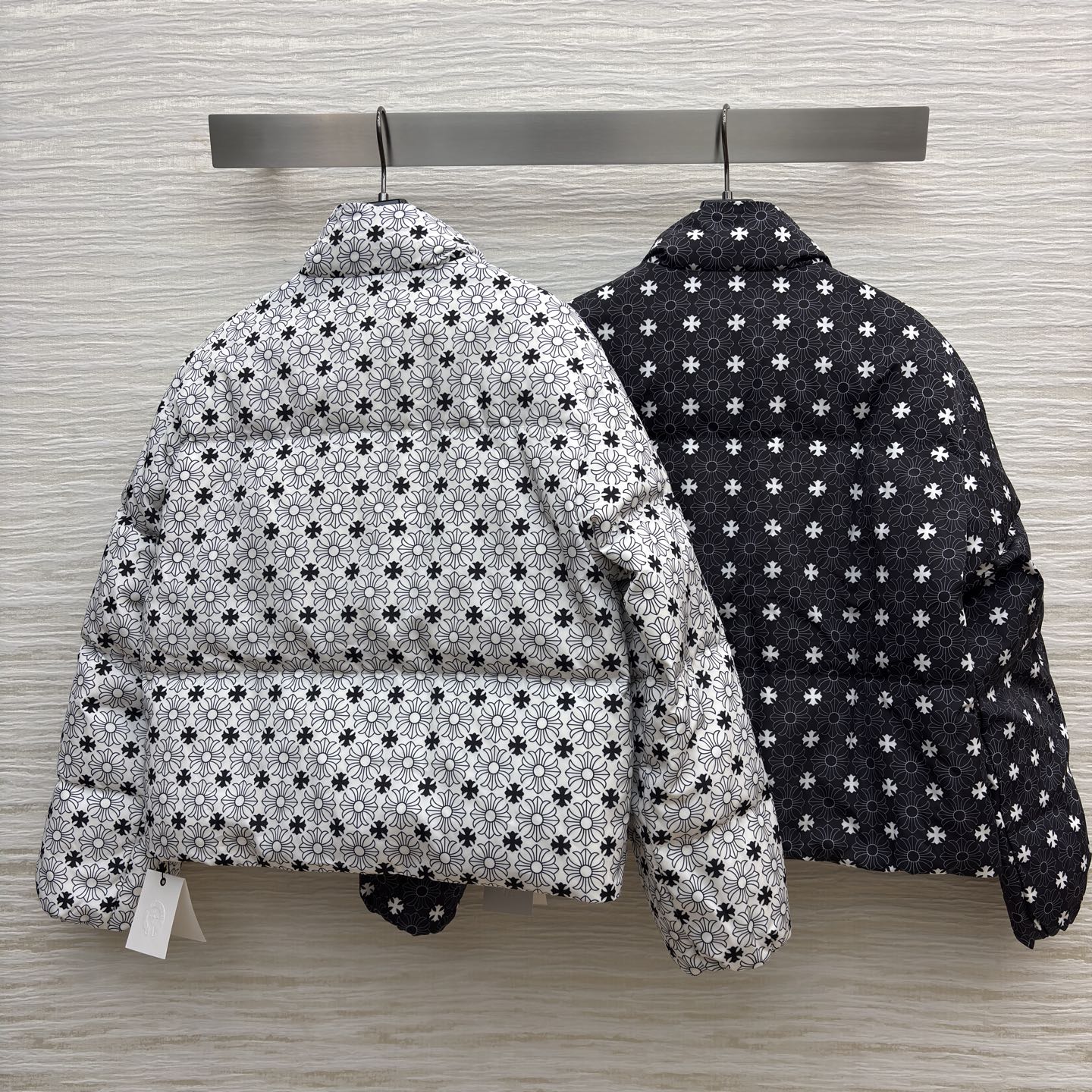 克罗星25秋冬 立领短款羽绒服 满印花纹邂逅羽绒的蓬松暖意 短款羽绒服便成了冬日穿搭的吸睛利器 银白款清