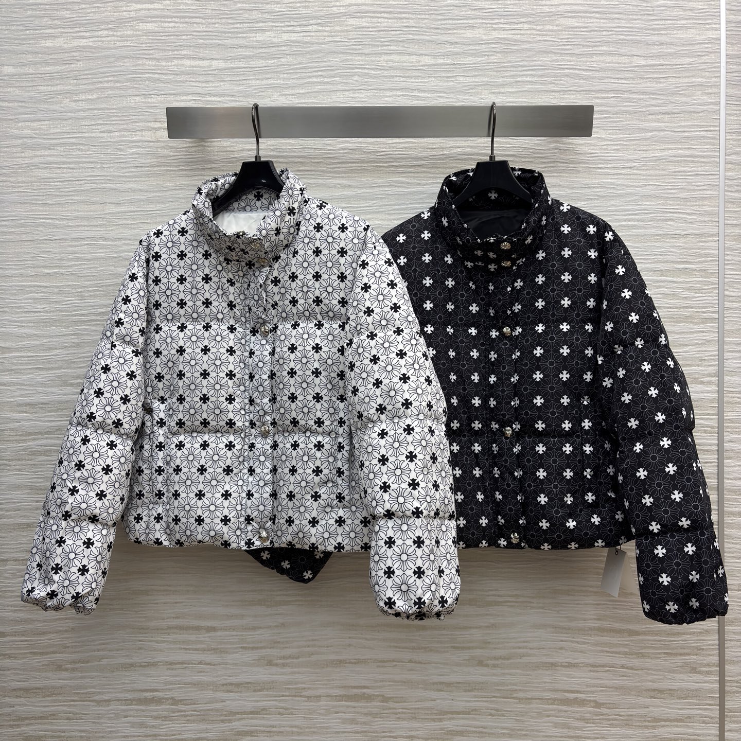 克罗星25秋冬 立领短款羽绒服 满印花纹邂逅羽绒的蓬松暖意 短款羽绒服便成了冬日穿搭的吸睛利器 银白款清