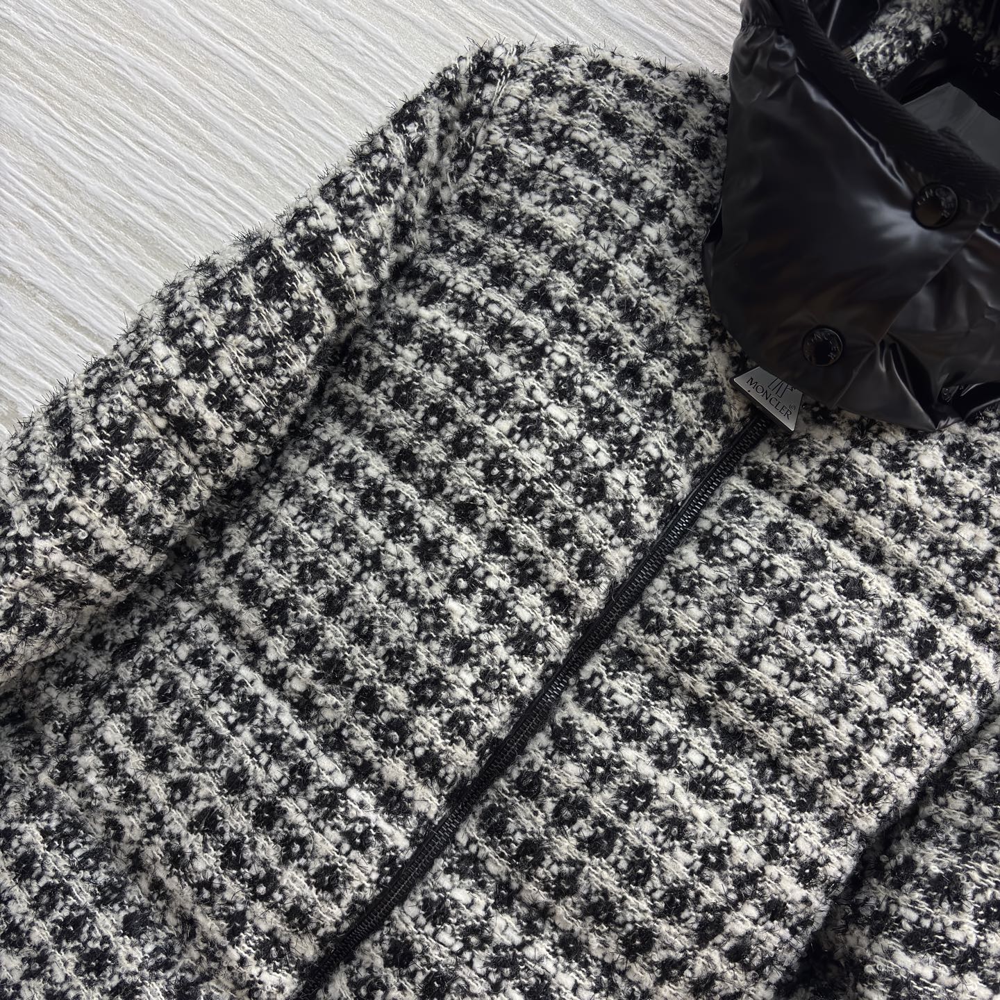 M0 25秋冬 连帽粗花呢羽绒服 复古优雅邂逅羽绒服的保暖实穿 红格明媚吸睛 黑格经典百搭 连帽设计更添