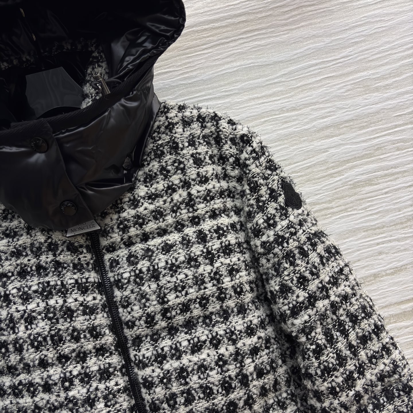 M0 25秋冬 连帽粗花呢羽绒服 复古优雅邂逅羽绒服的保暖实穿 红格明媚吸睛 黑格经典百搭 连帽设计更添