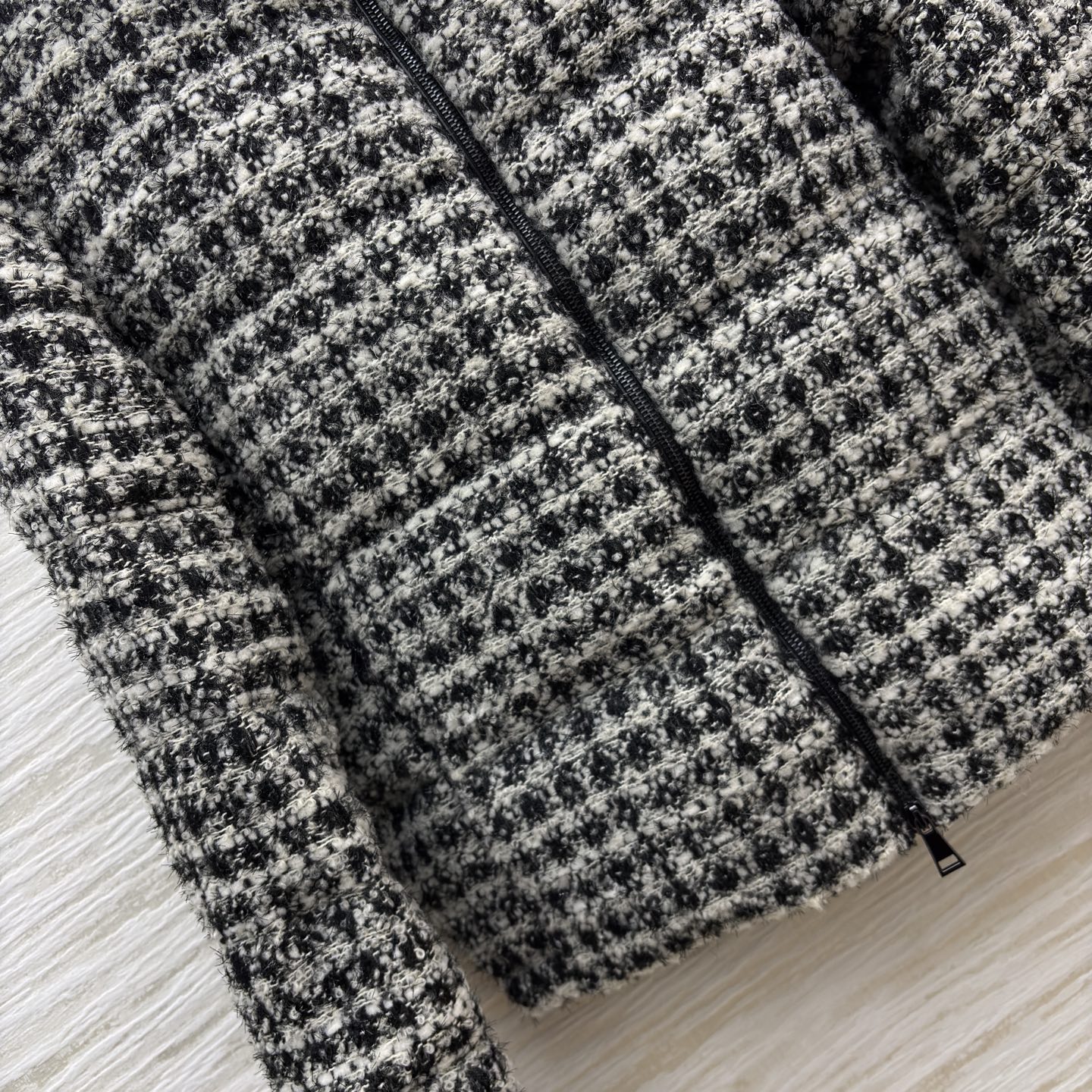 M0 25秋冬 连帽粗花呢羽绒服 复古优雅邂逅羽绒服的保暖实穿 红格明媚吸睛 黑格经典百搭 连帽设计更添