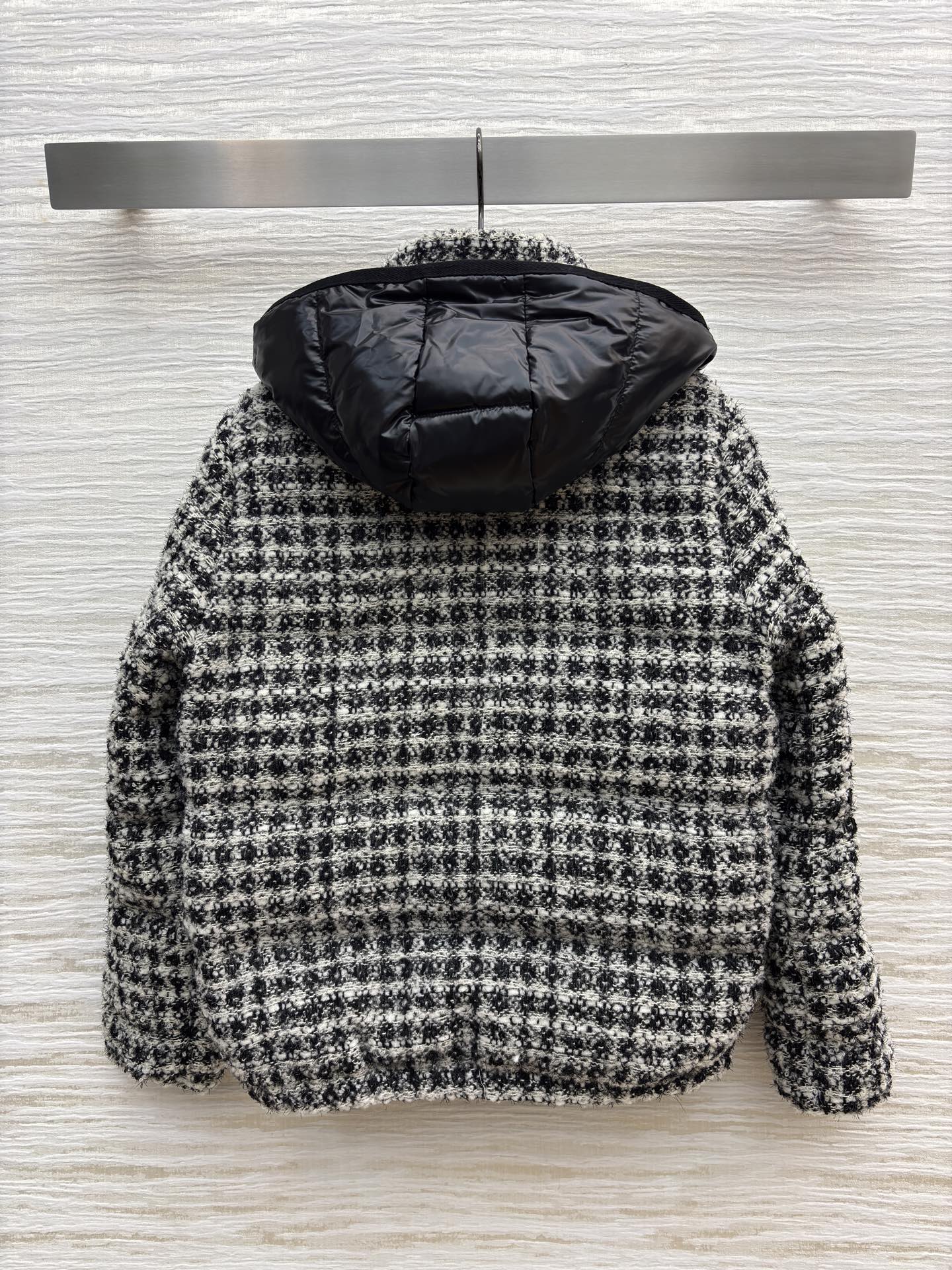 M0 25秋冬 连帽粗花呢羽绒服 复古优雅邂逅羽绒服的保暖实穿 红格明媚吸睛 黑格经典百搭 连帽设计更添