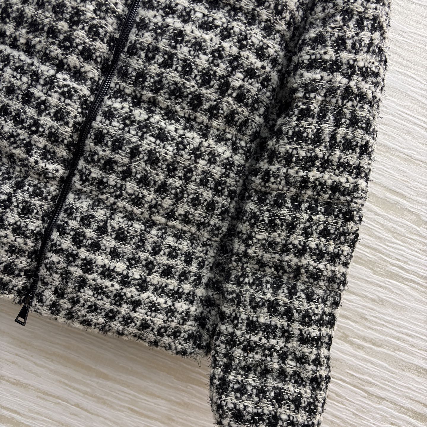 M0 25秋冬 连帽粗花呢羽绒服 复古优雅邂逅羽绒服的保暖实穿 红格明媚吸睛 黑格经典百搭 连帽设计更添