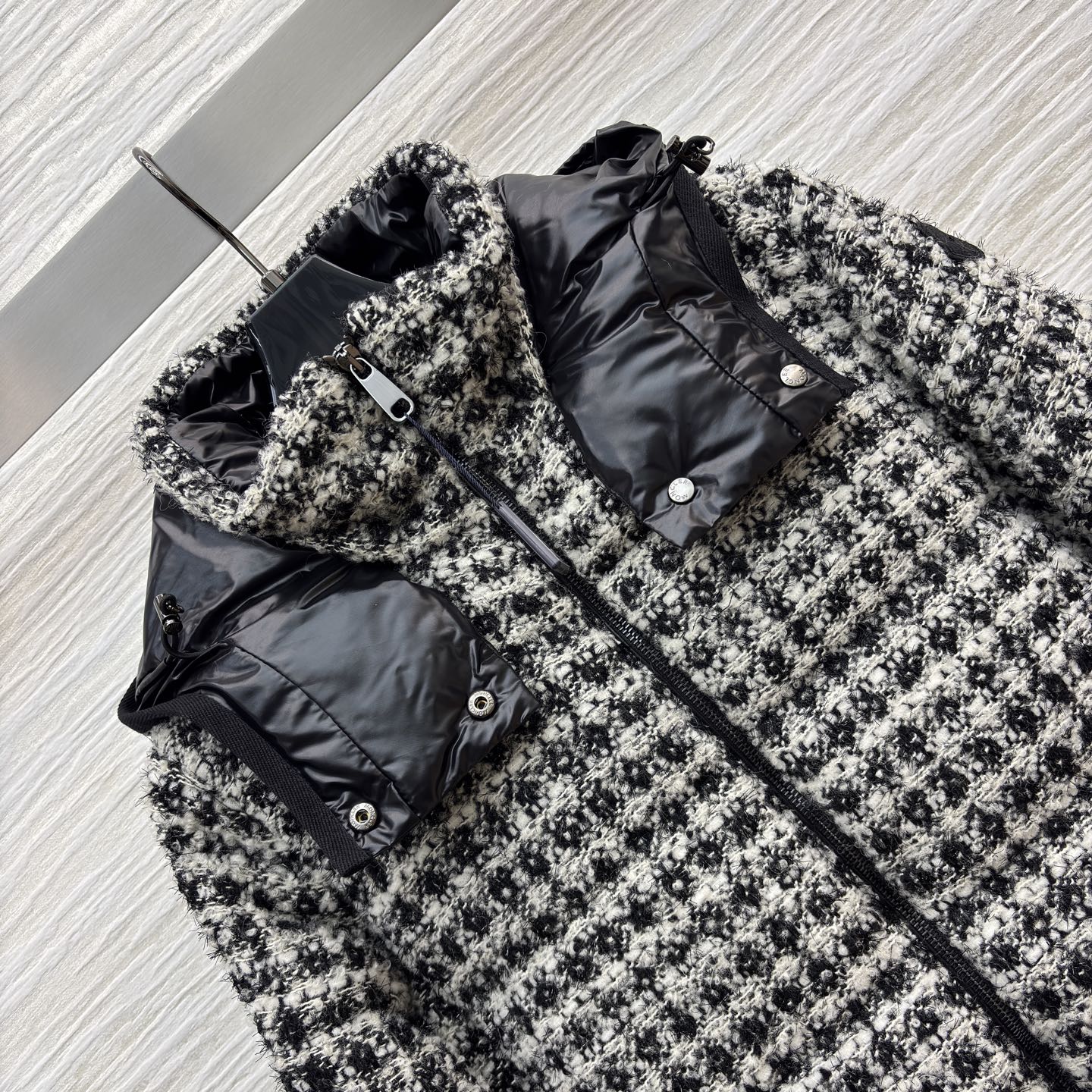 M0 25秋冬 连帽粗花呢羽绒服 复古优雅邂逅羽绒服的保暖实穿 红格明媚吸睛 黑格经典百搭 连帽设计更添