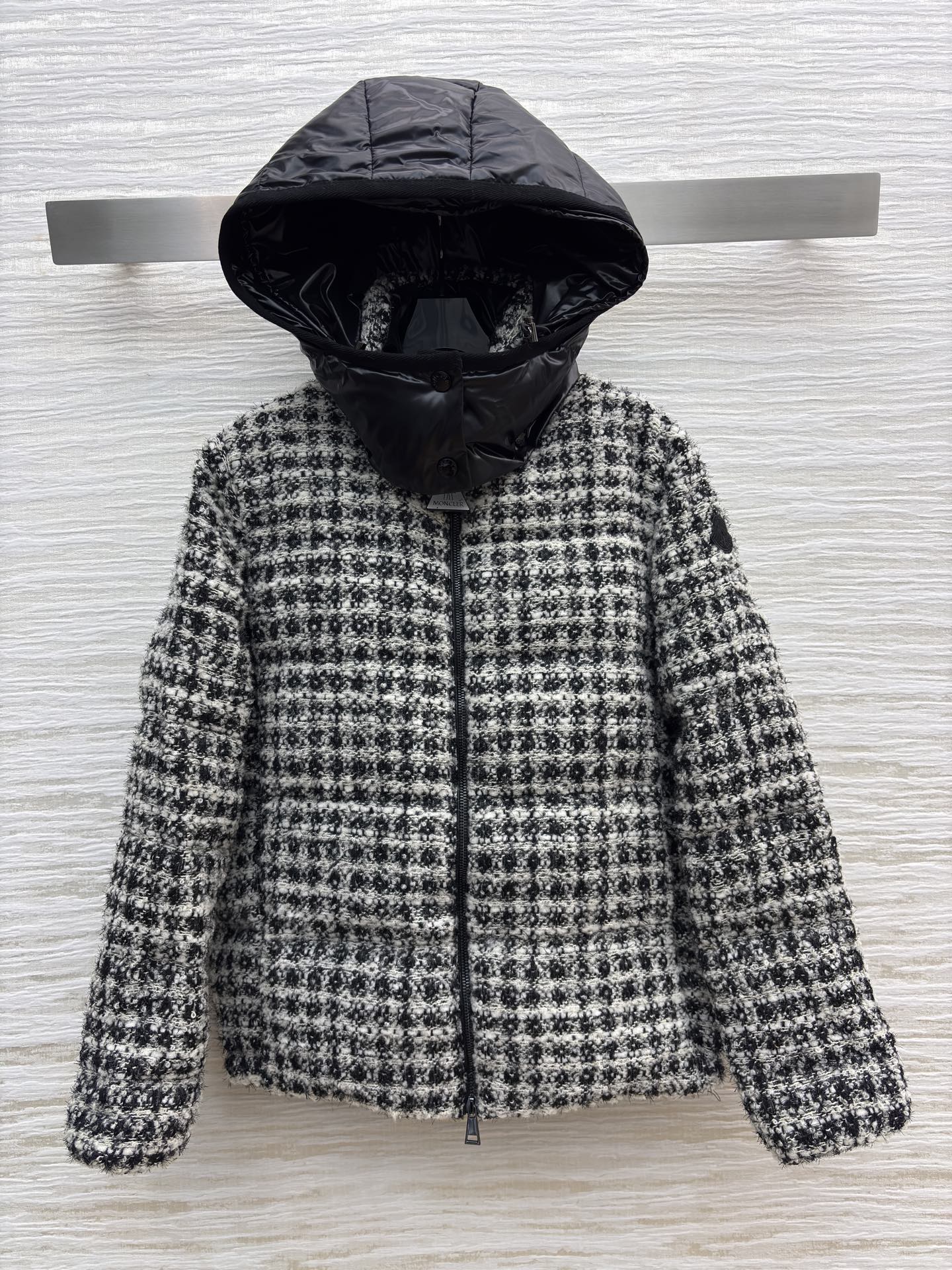 M0 25秋冬 连帽粗花呢羽绒服 复古优雅邂逅羽绒服的保暖实穿 红格明媚吸睛 黑格经典百搭 连帽设计更添