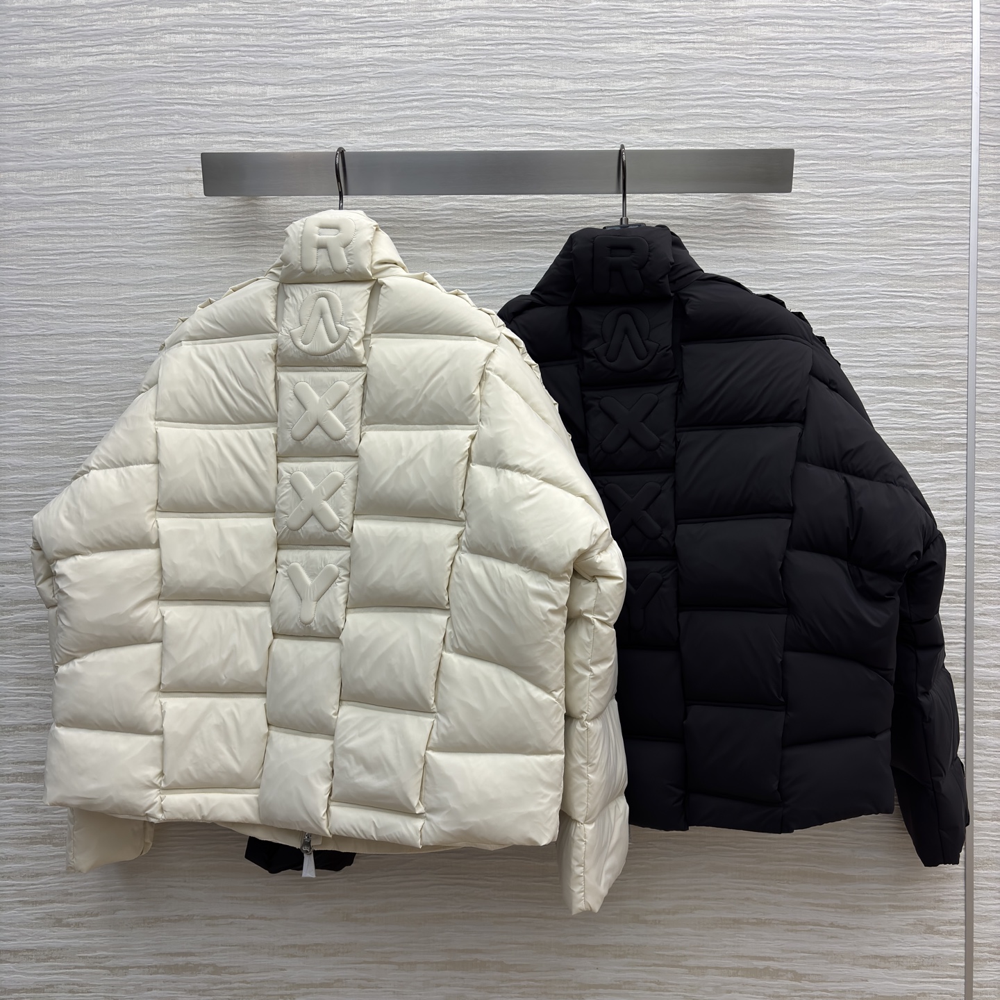 Mo冬日战袍来袭 这款面包羽绒服太绝了～ 米白温柔软糯 黑款酷飒吸睛 蓬松充绒超保暖 廓形设计还巨显脸小