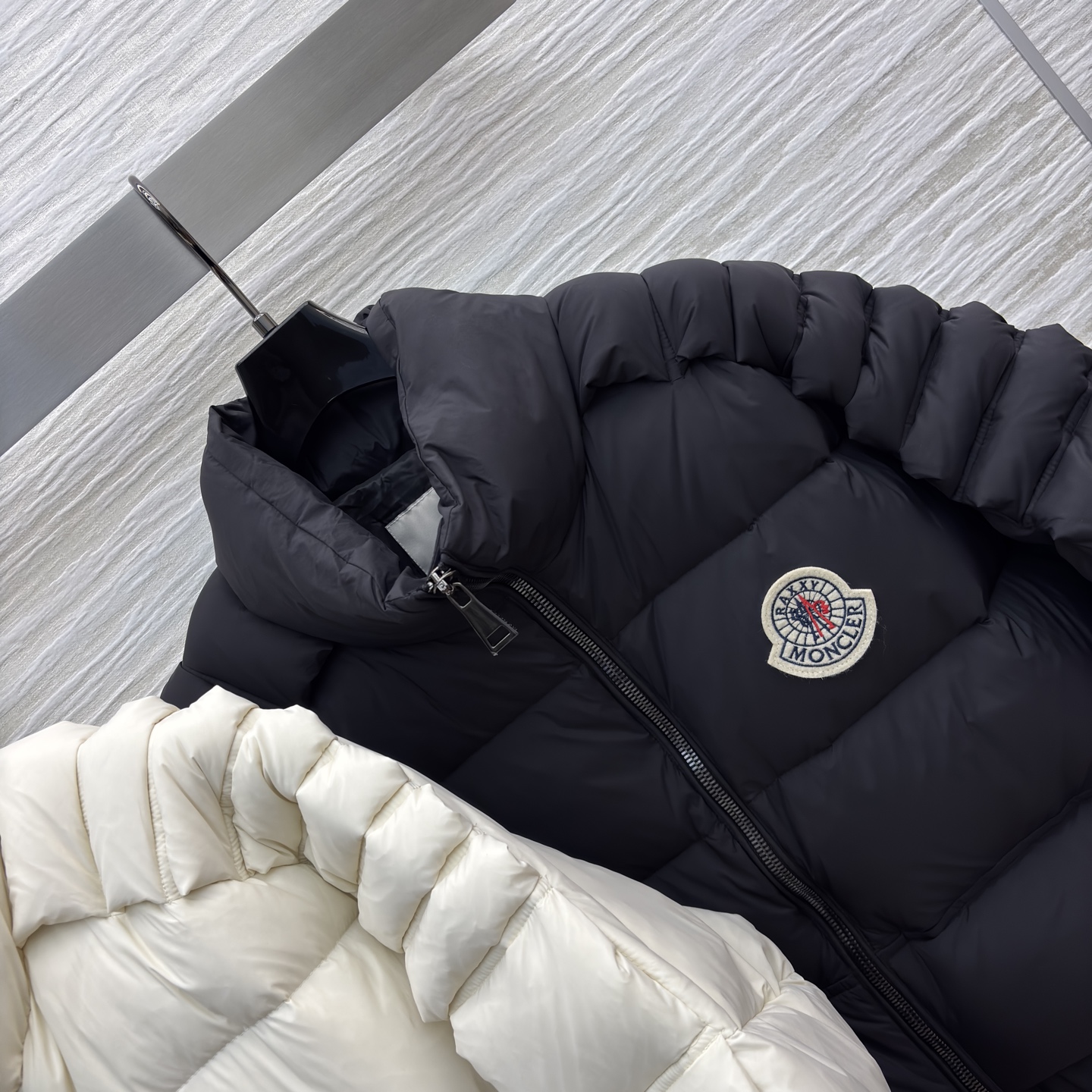 Mo冬日战袍来袭 这款面包羽绒服太绝了～ 米白温柔软糯 黑款酷飒吸睛 蓬松充绒超保暖 廓形设计还巨显脸小