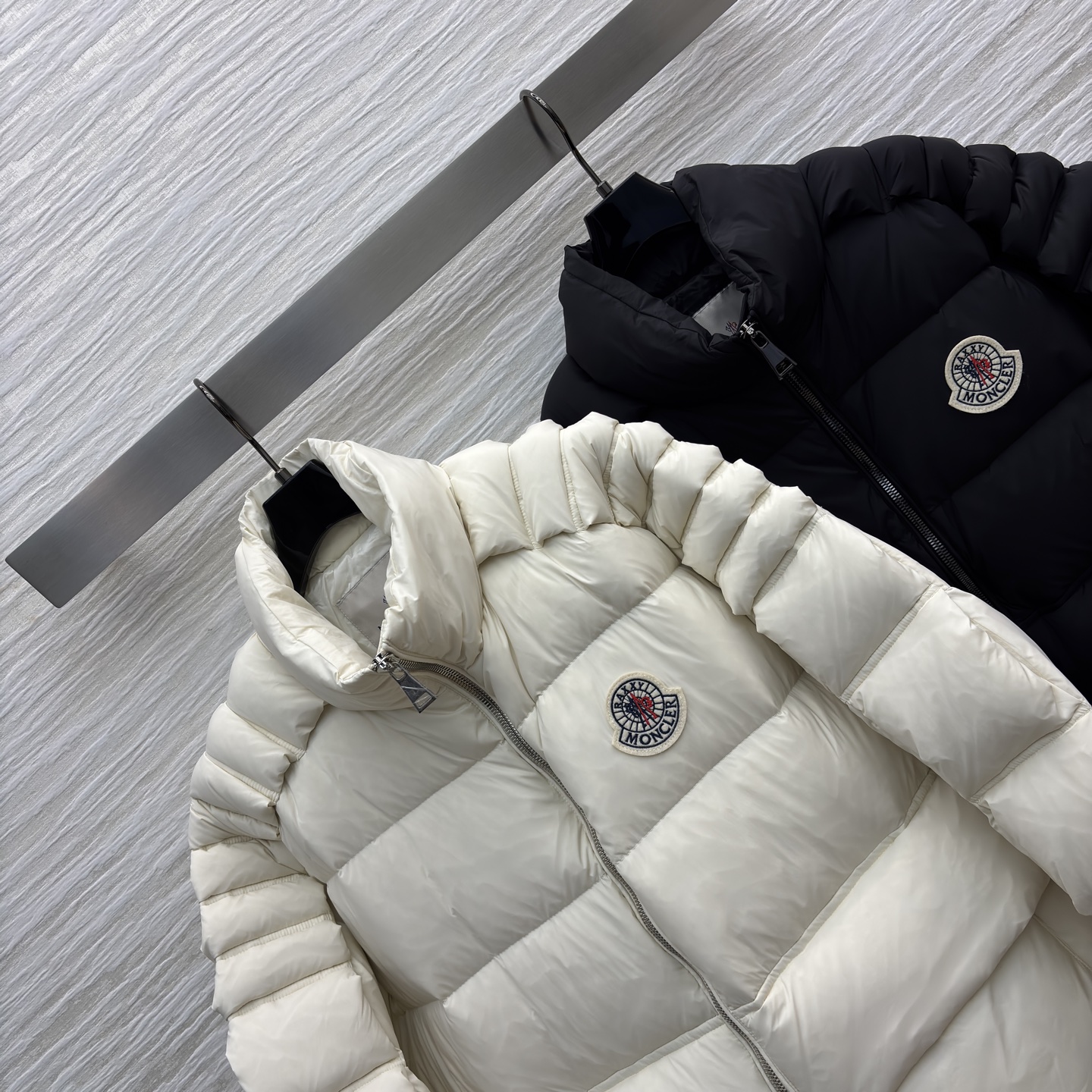 Mo冬日战袍来袭 这款面包羽绒服太绝了～ 米白温柔软糯 黑款酷飒吸睛 蓬松充绒超保暖 廓形设计还巨显脸小