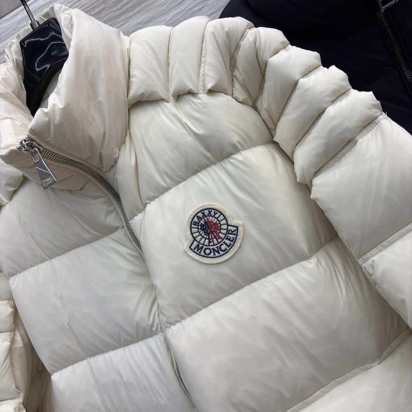 Mo冬日战袍来袭 这款面包羽绒服太绝了～ 米白温柔软糯 黑款酷飒吸睛 蓬松充绒超保暖 廓形设计还巨显脸小