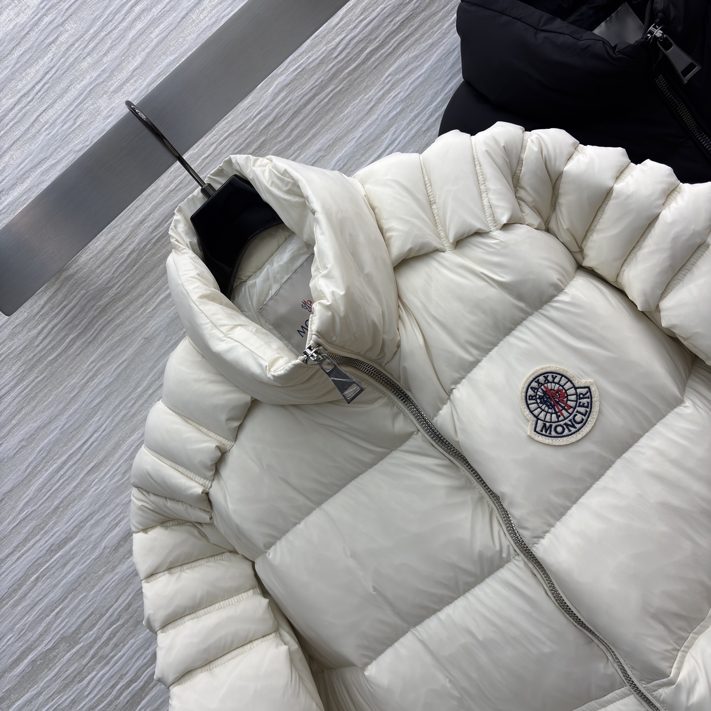 Mo冬日战袍来袭 这款面包羽绒服太绝了～ 米白温柔软糯 黑款酷飒吸睛 蓬松充绒超保暖 廓形设计还巨显脸小