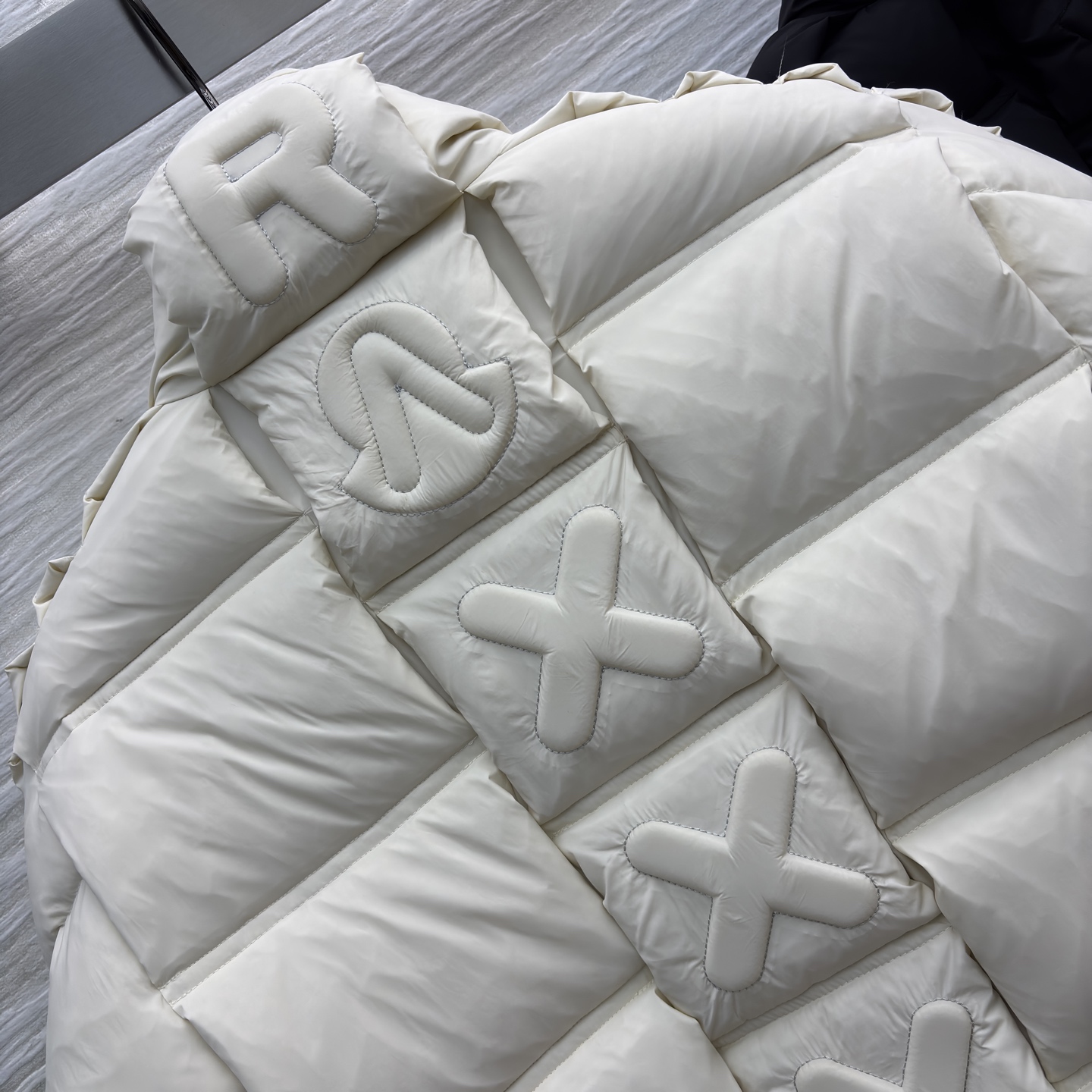 Mo冬日战袍来袭 这款面包羽绒服太绝了～ 米白温柔软糯 黑款酷飒吸睛 蓬松充绒超保暖 廓形设计还巨显脸小