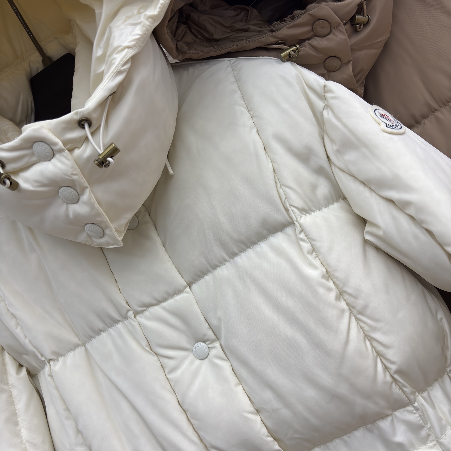 Mo连帽羽绒服 黑色经典百搭 卡其温柔复古 米白清新甜妹 收腰设计显瘦又藏肉 蓬松充绒锁温力max 不管