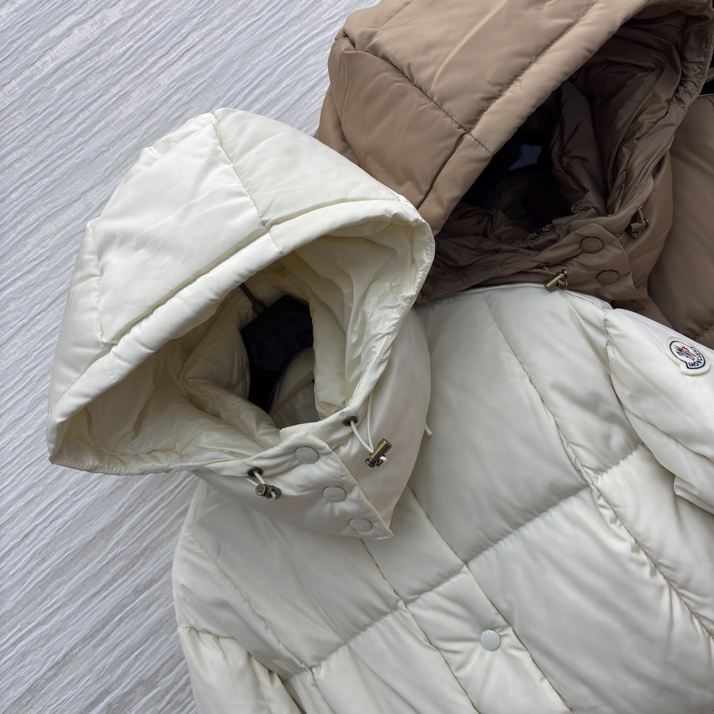 Mo连帽羽绒服 黑色经典百搭 卡其温柔复古 米白清新甜妹 收腰设计显瘦又藏肉 蓬松充绒锁温力max 不管