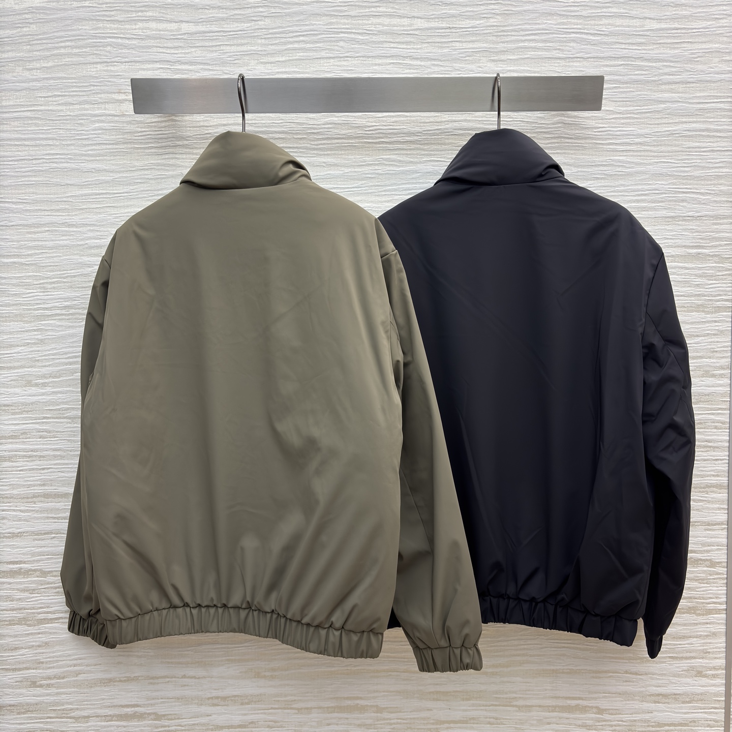 Mo 立领风衣羽绒 男女同款 解锁冬日穿搭的多元可能 酷黑飒爽 军绿复古 在风衣质感与羽绒保暖的碰撞里 