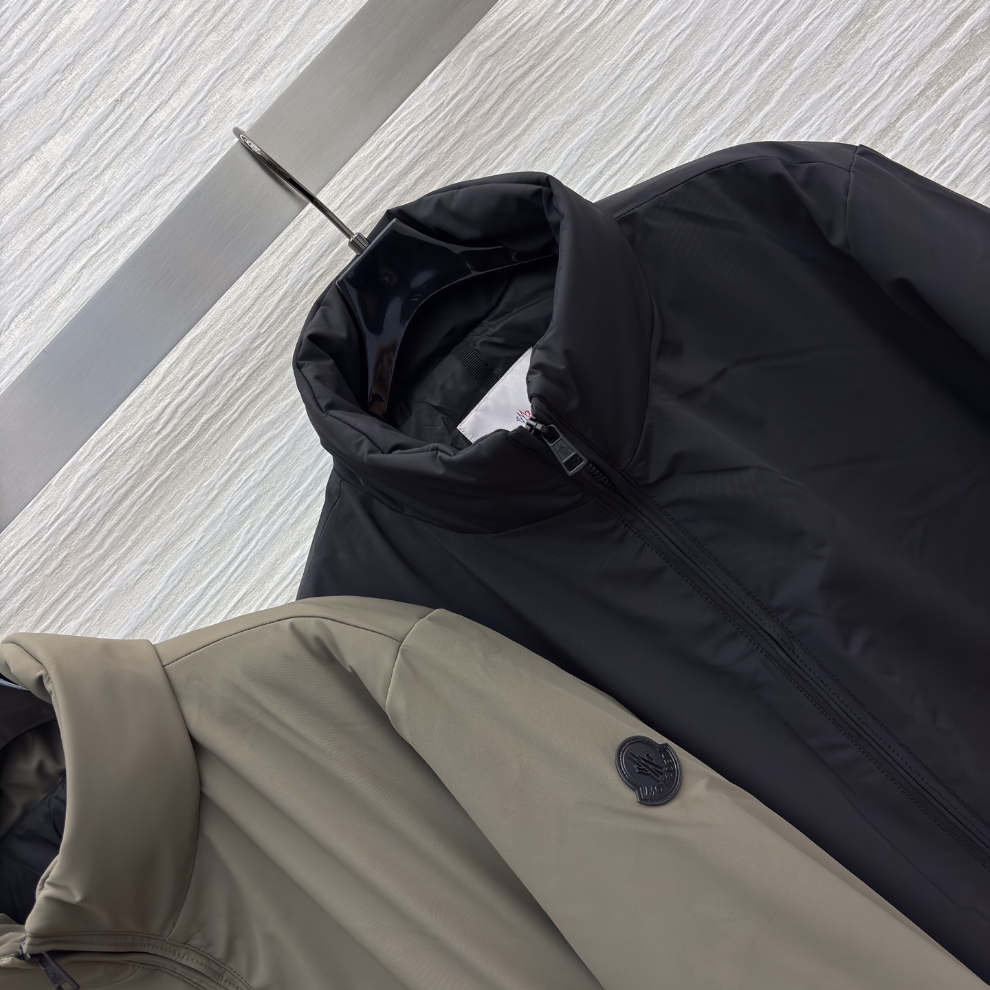 Mo 立领风衣羽绒 男女同款 解锁冬日穿搭的多元可能 酷黑飒爽 军绿复古 在风衣质感与羽绒保暖的碰撞里 