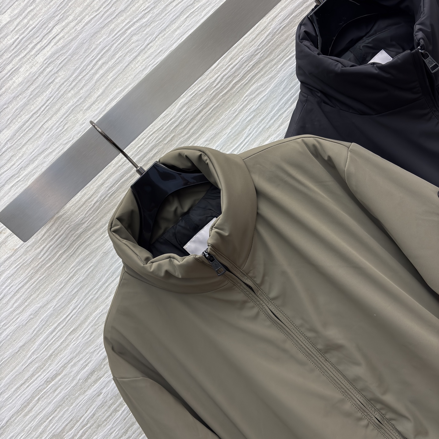 Mo 立领风衣羽绒 男女同款 解锁冬日穿搭的多元可能 酷黑飒爽 军绿复古 在风衣质感与羽绒保暖的碰撞里 