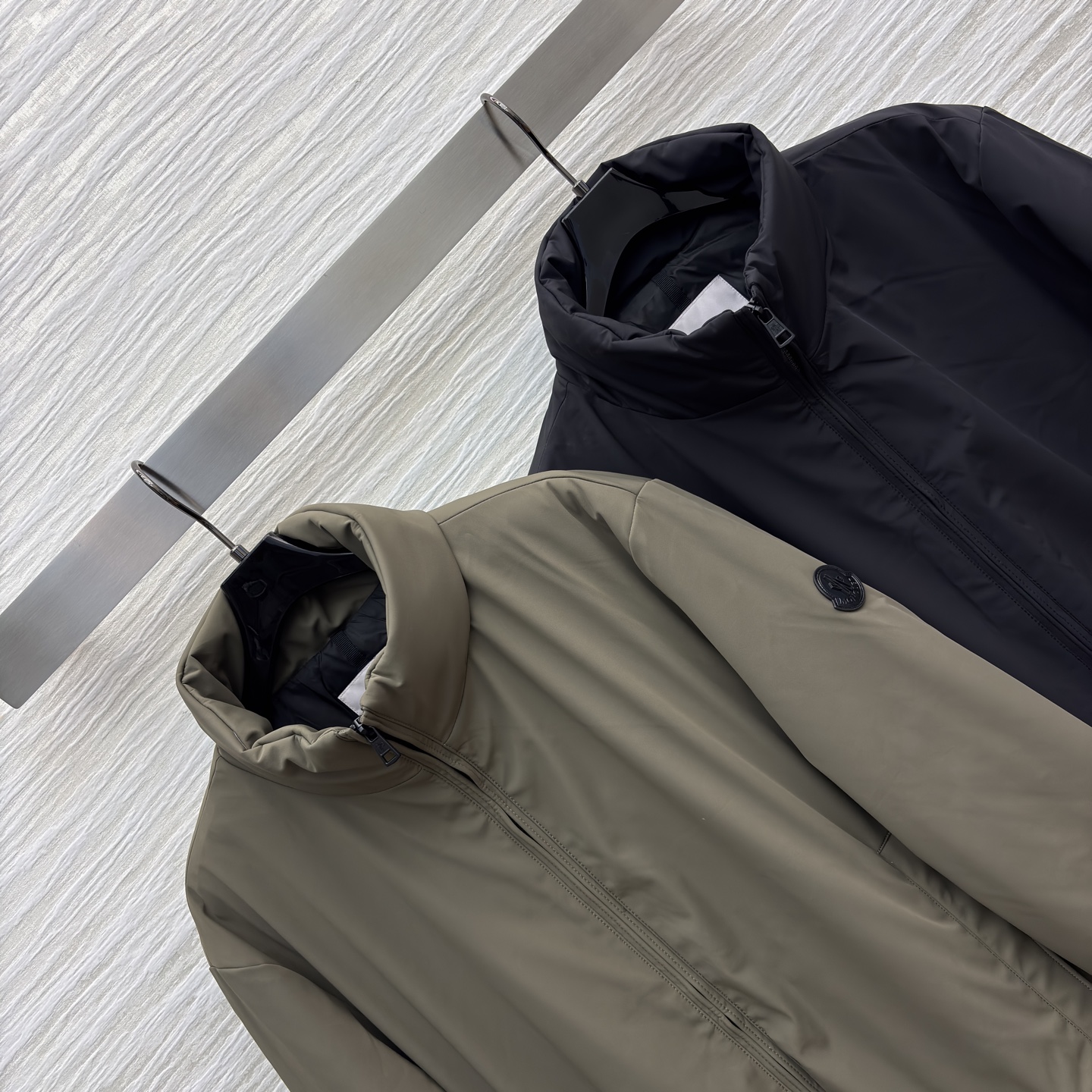 Mo 立领风衣羽绒 男女同款 解锁冬日穿搭的多元可能 酷黑飒爽 军绿复古 在风衣质感与羽绒保暖的碰撞里 