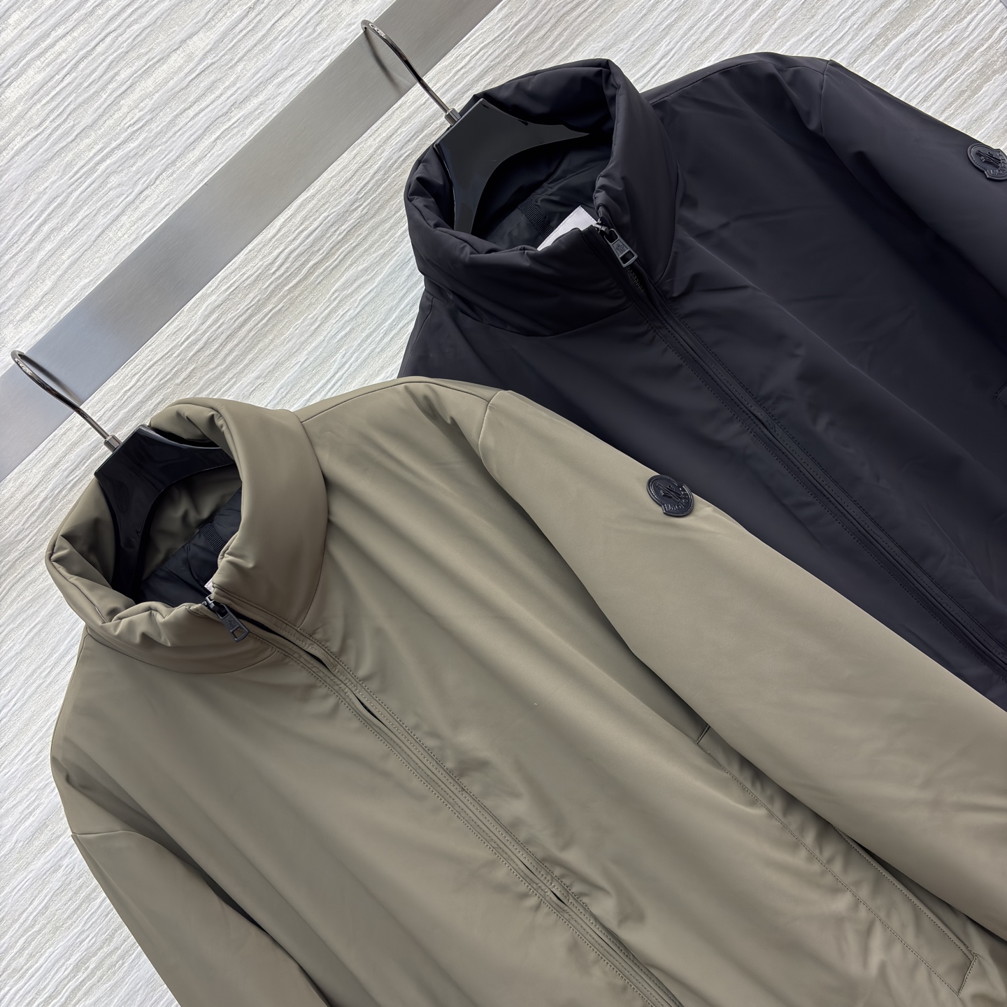 Mo 立领风衣羽绒 男女同款 解锁冬日穿搭的多元可能 酷黑飒爽 军绿复古 在风衣质感与羽绒保暖的碰撞里 