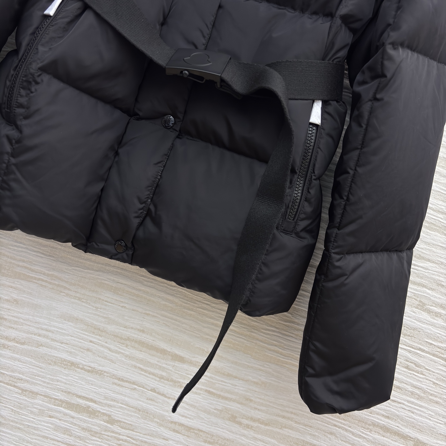 Mo立领连帽羽绒服 可拆卸帽设计 收腰设计勾勒曼妙身姿 解锁造型与保暖的双重自由 焦糖棕的温柔雅致 经典