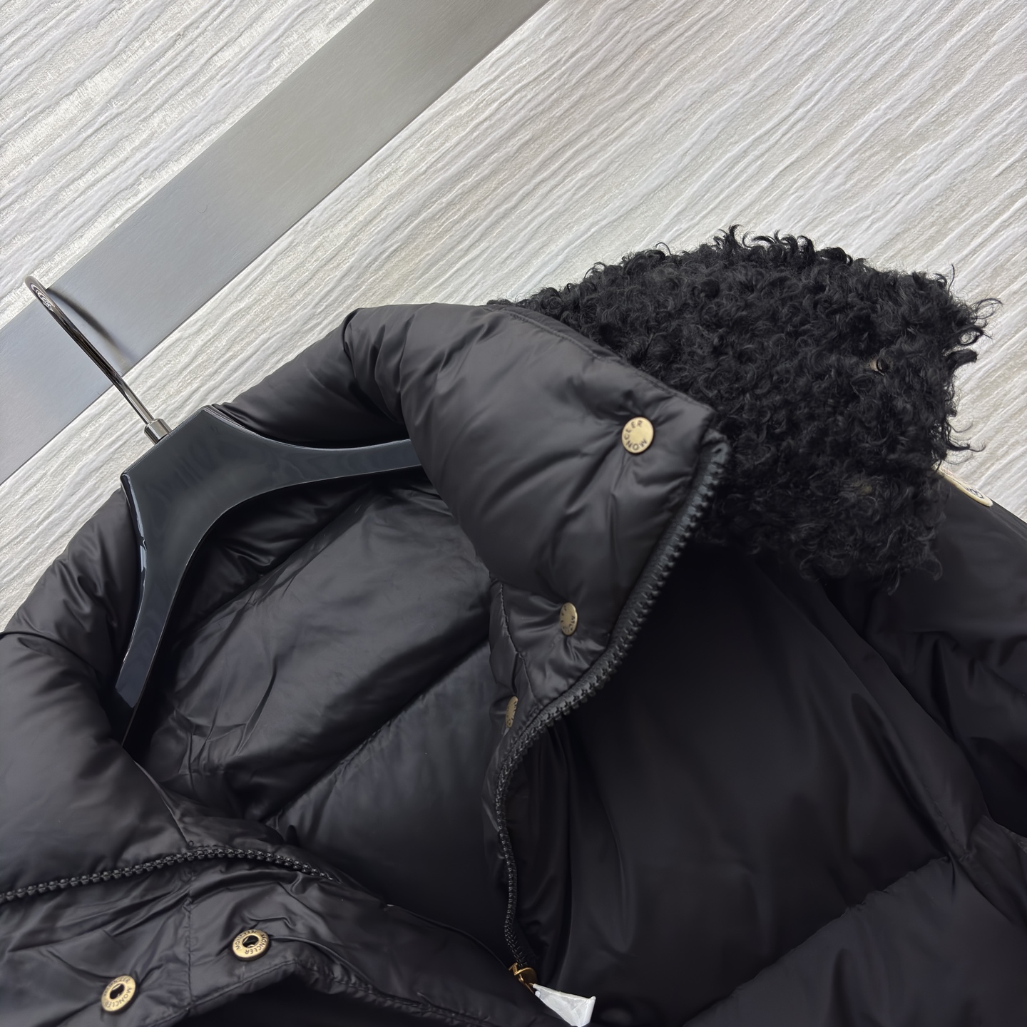 Mo立领连帽羽绒服 可拆卸帽设计 收腰设计勾勒曼妙身姿 解锁造型与保暖的双重自由 焦糖棕的温柔雅致 经典