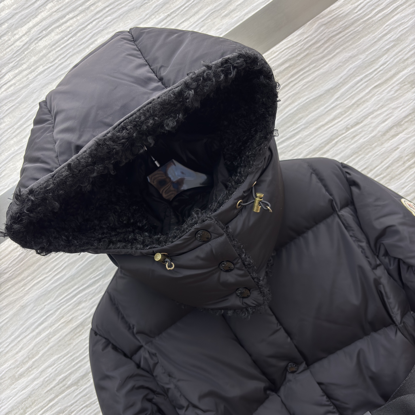 Mo立领连帽羽绒服 可拆卸帽设计 收腰设计勾勒曼妙身姿 解锁造型与保暖的双重自由 焦糖棕的温柔雅致 经典