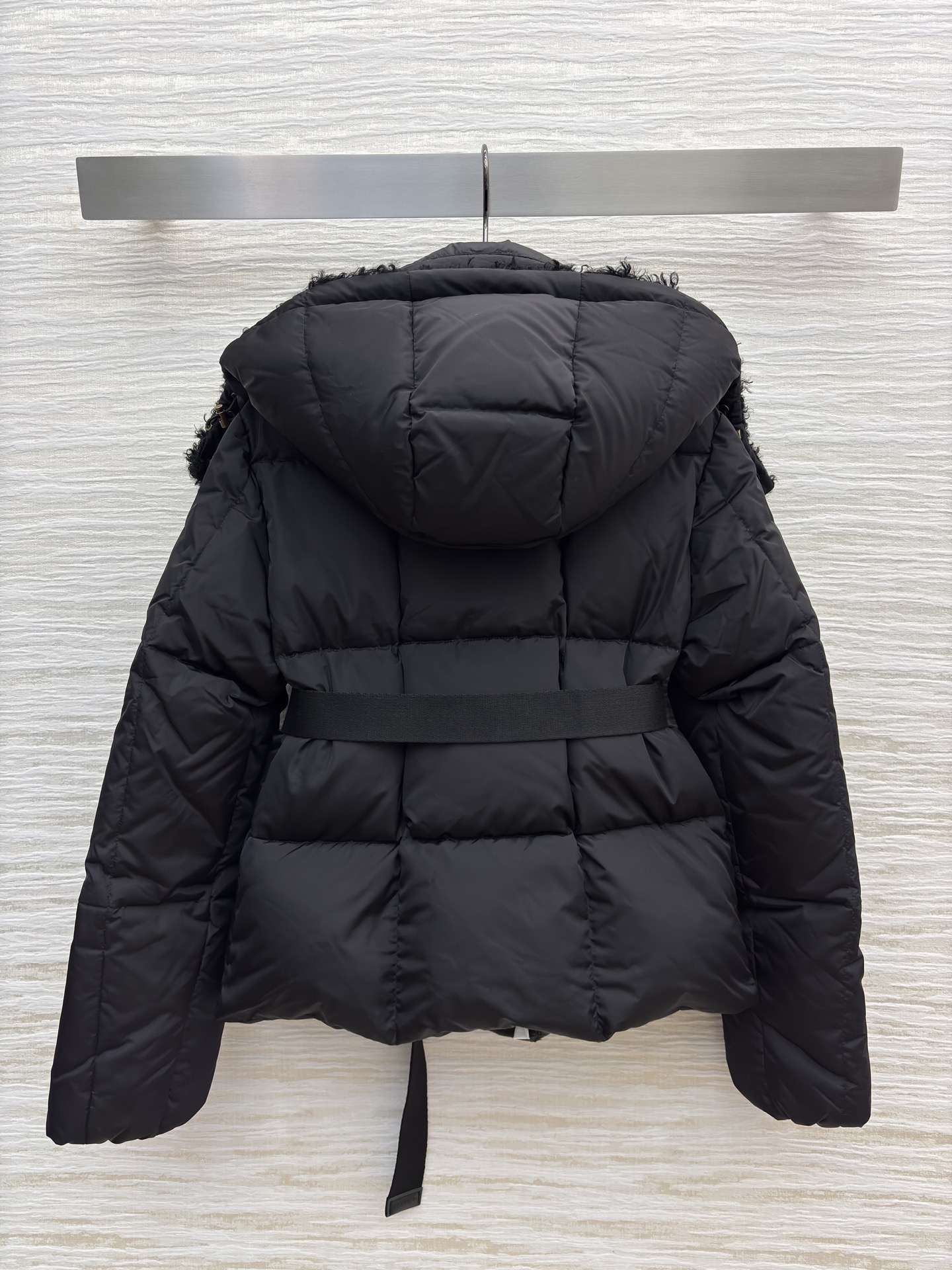 Mo立领连帽羽绒服 可拆卸帽设计 收腰设计勾勒曼妙身姿 解锁造型与保暖的双重自由 焦糖棕的温柔雅致 经典