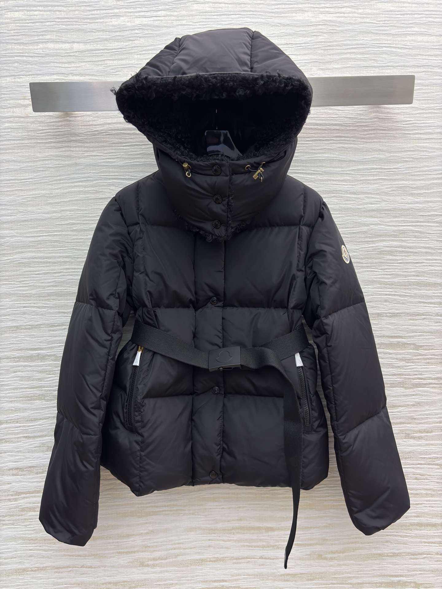 Mo立领连帽羽绒服 可拆卸帽设计 收腰设计勾勒曼妙身姿 解锁造型与保暖的双重自由 焦糖棕的温柔雅致 经典