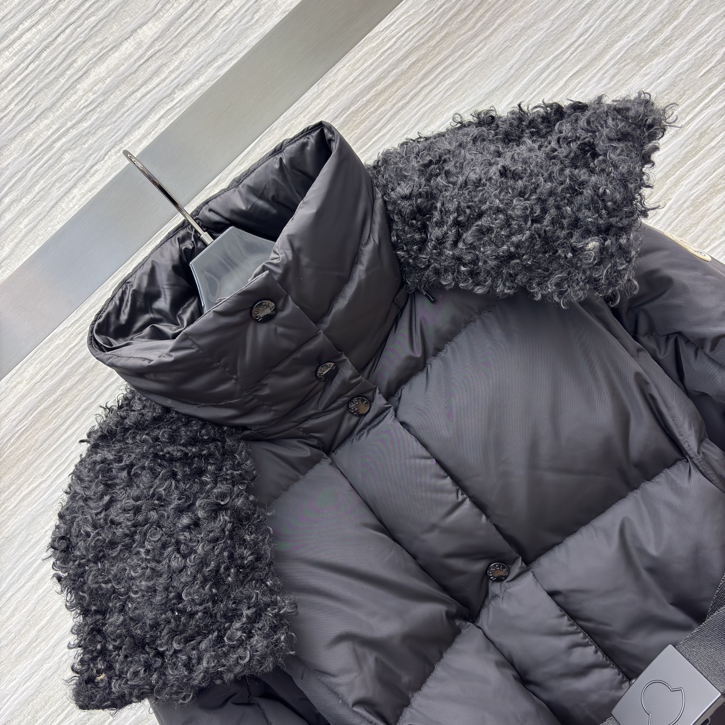 Mo立领连帽羽绒服 可拆卸帽设计 收腰设计勾勒曼妙身姿 解锁造型与保暖的双重自由 焦糖棕的温柔雅致 经典