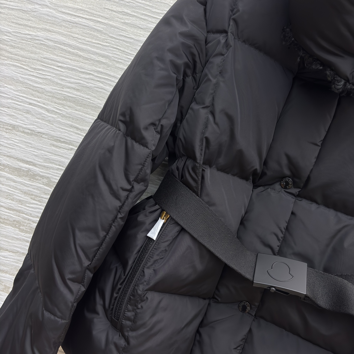 Mo立领连帽羽绒服 可拆卸帽设计 收腰设计勾勒曼妙身姿 解锁造型与保暖的双重自由 焦糖棕的温柔雅致 经典