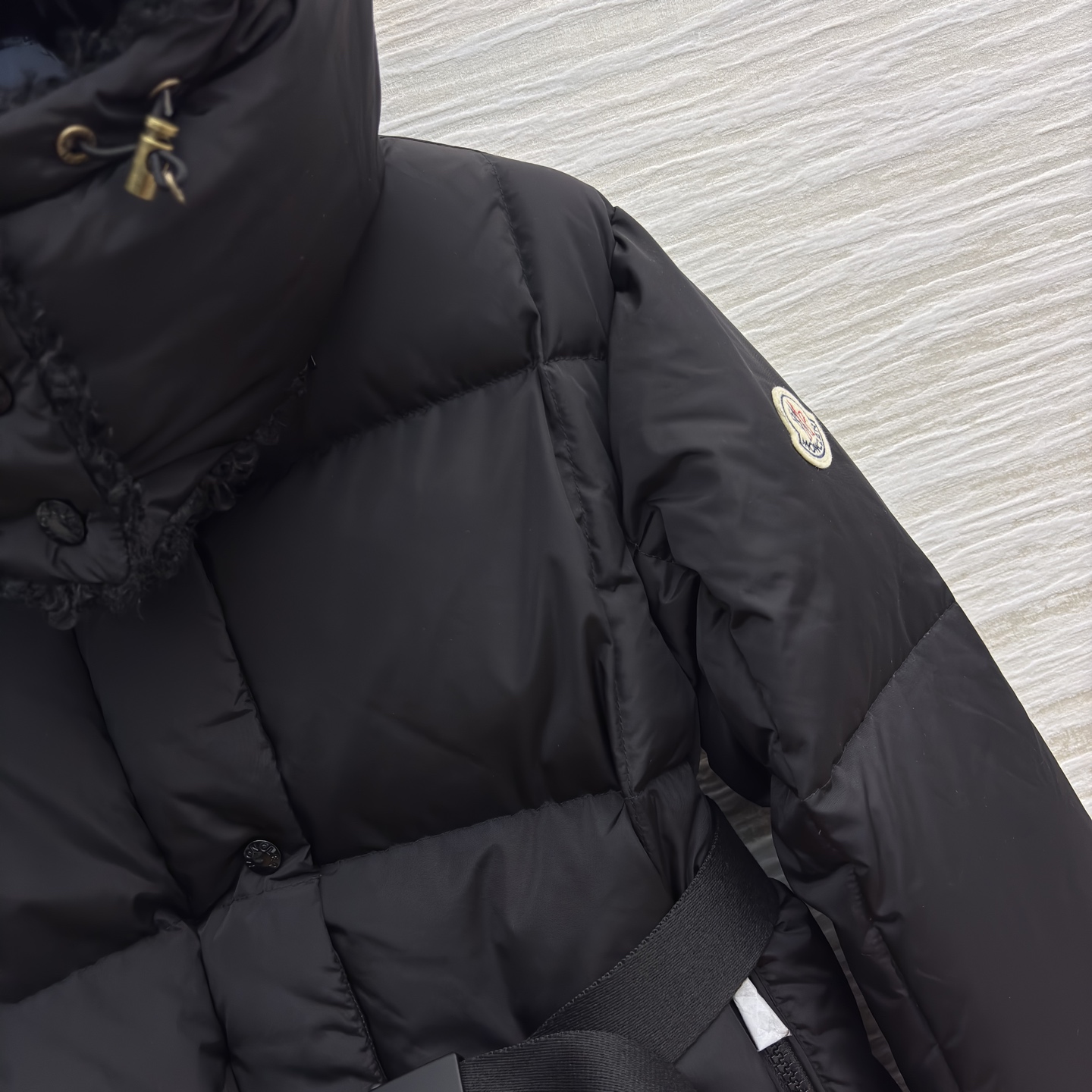 Mo立领连帽羽绒服 可拆卸帽设计 收腰设计勾勒曼妙身姿 解锁造型与保暖的双重自由 焦糖棕的温柔雅致 经典