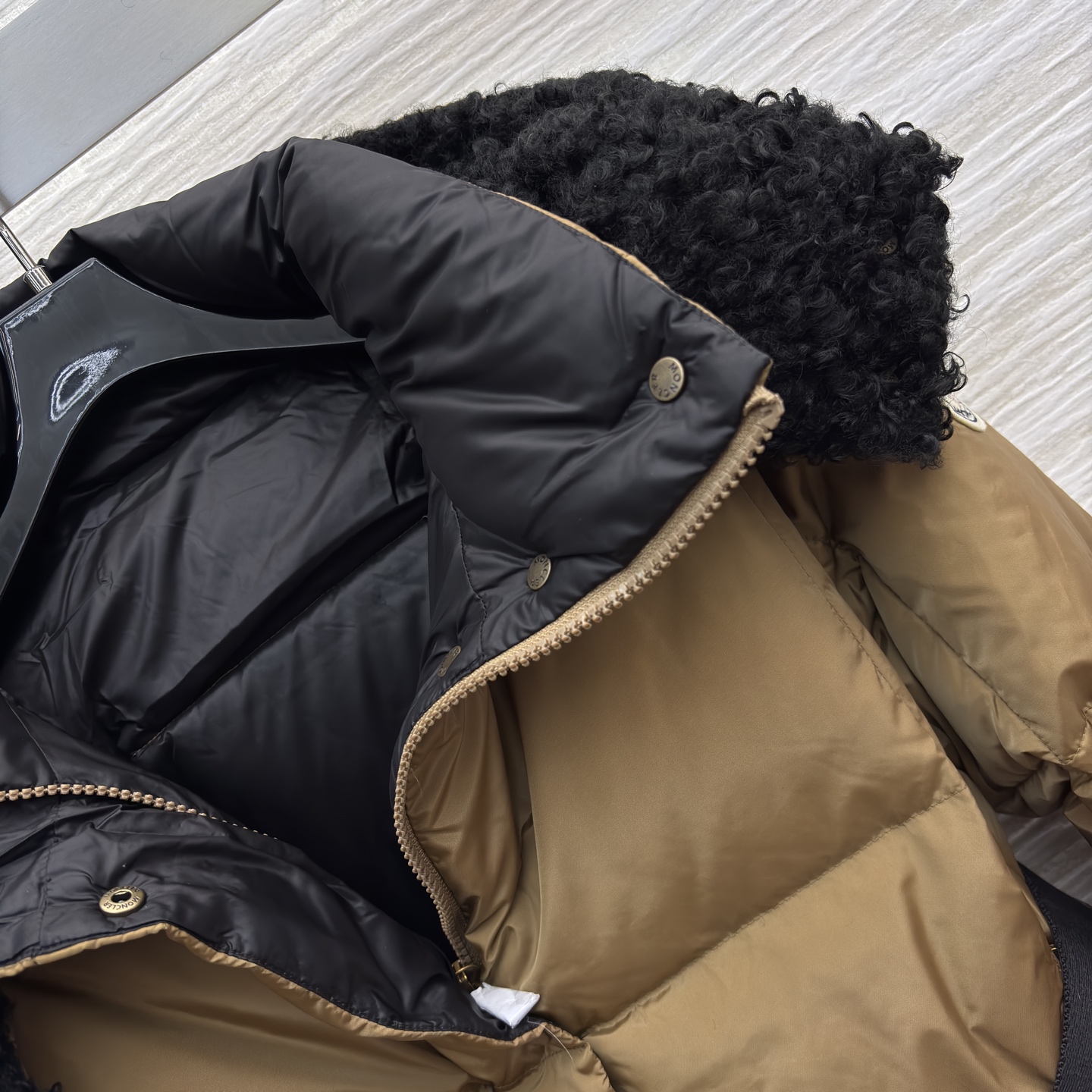 Mo立领连帽羽绒服 可拆卸帽设计 收腰设计勾勒曼妙身姿 解锁造型与保暖的双重自由 焦糖棕的温柔雅致 经典