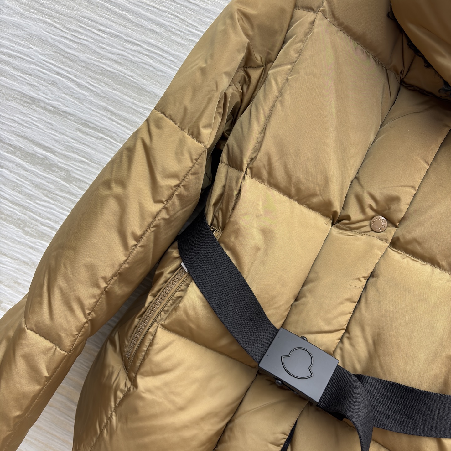 Mo立领连帽羽绒服 可拆卸帽设计 收腰设计勾勒曼妙身姿 解锁造型与保暖的双重自由 焦糖棕的温柔雅致 经典