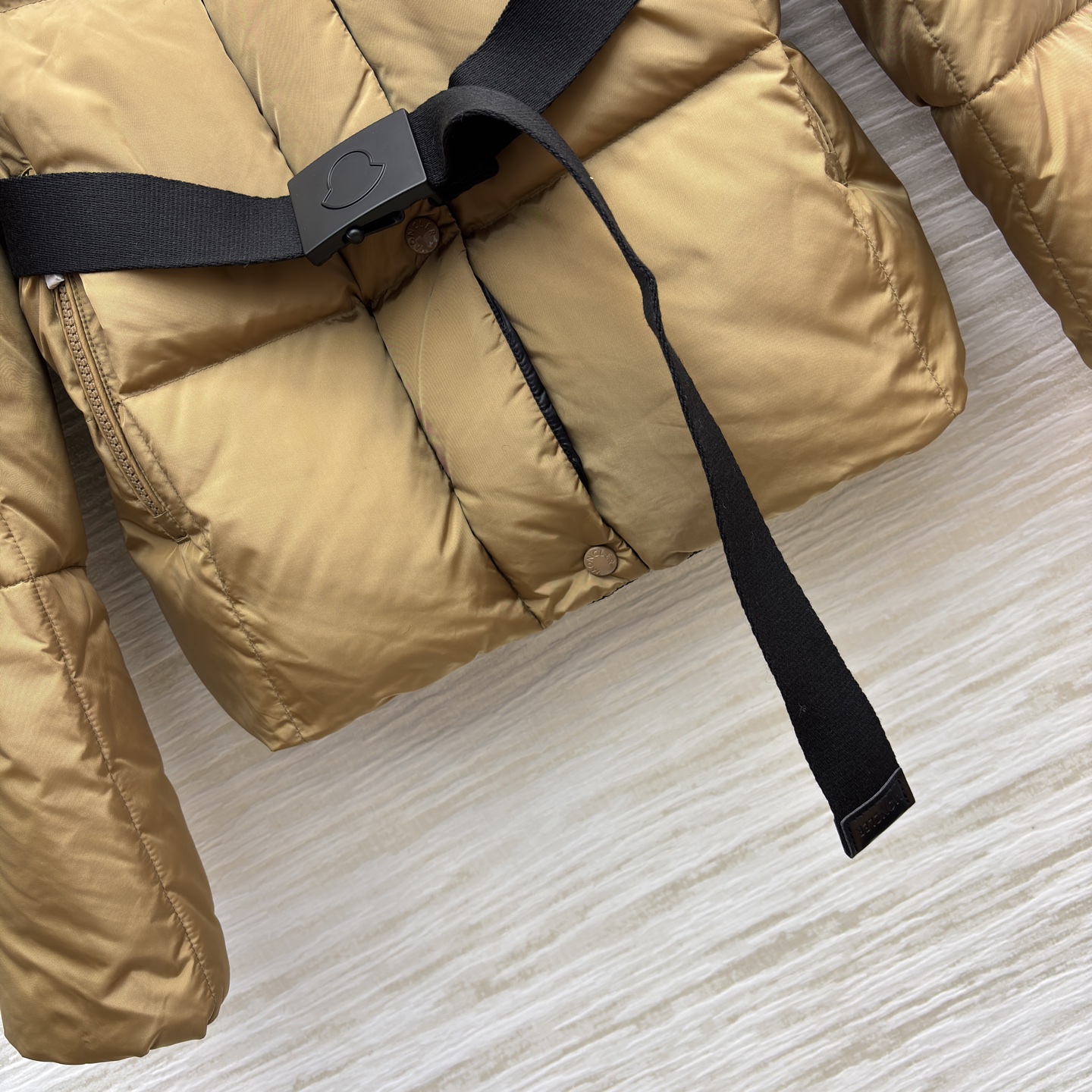 Mo立领连帽羽绒服 可拆卸帽设计 收腰设计勾勒曼妙身姿 解锁造型与保暖的双重自由 焦糖棕的温柔雅致 经典