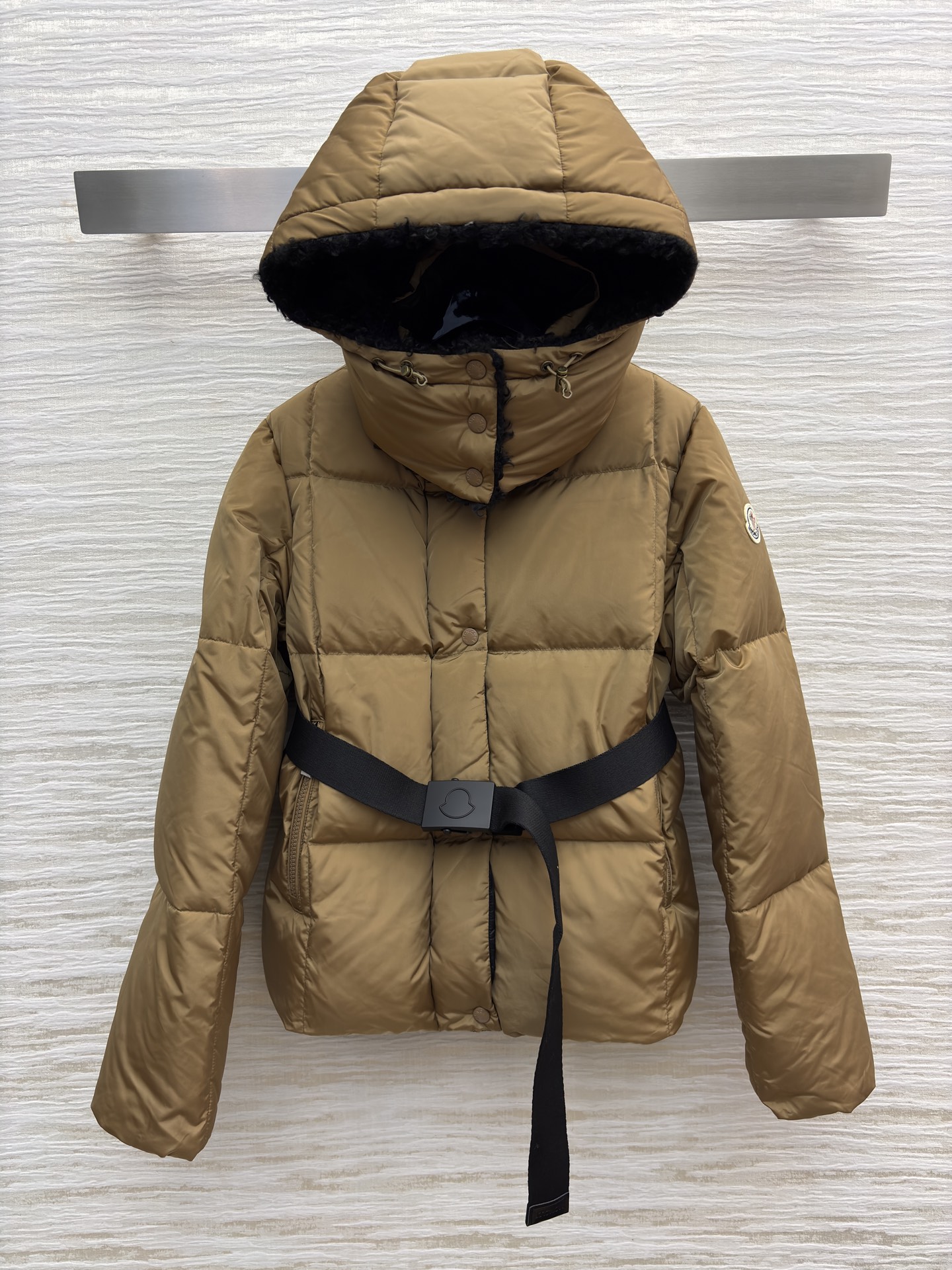 Mo立领连帽羽绒服 可拆卸帽设计 收腰设计勾勒曼妙身姿 解锁造型与保暖的双重自由 焦糖棕的温柔雅致 经典