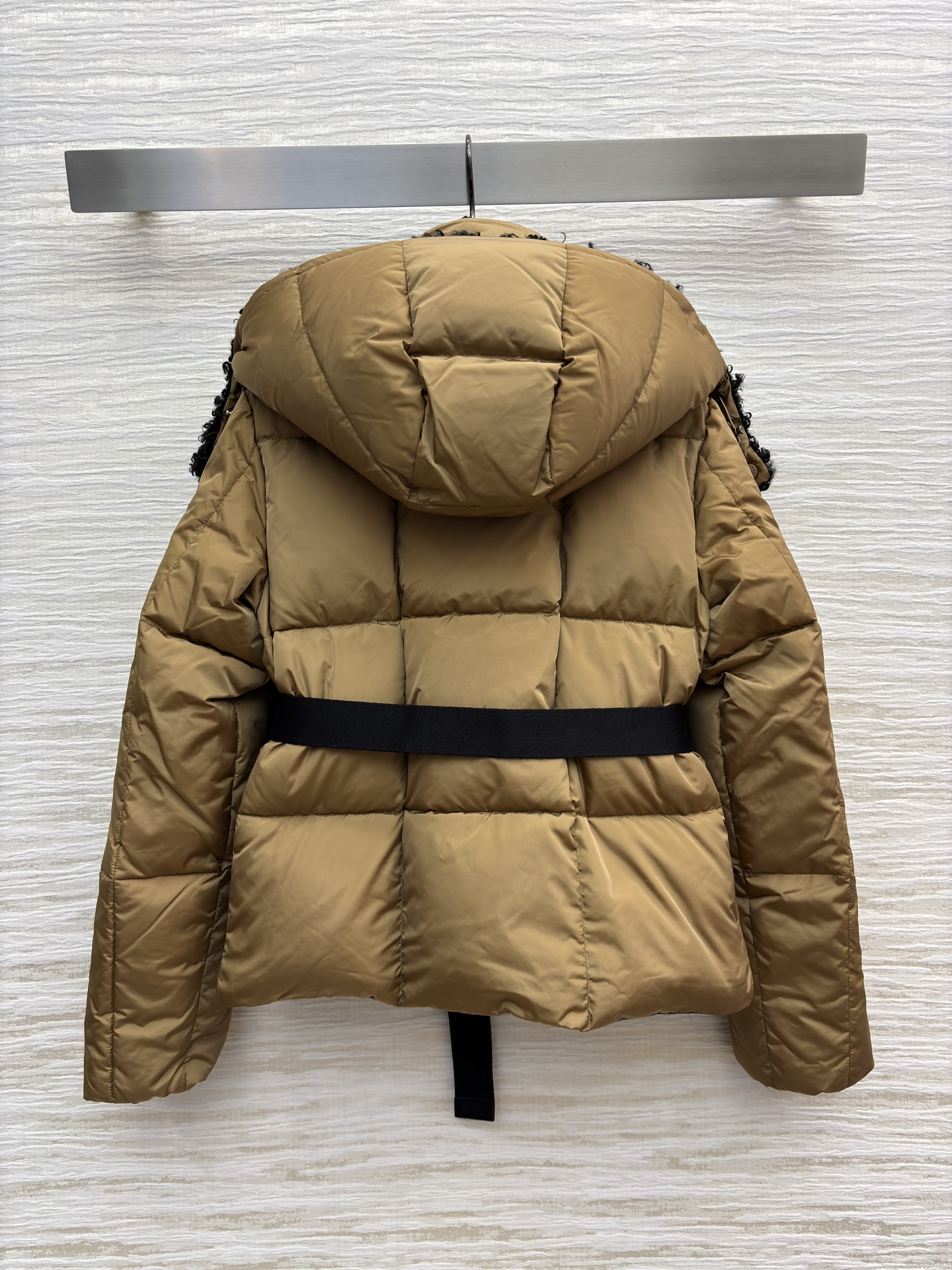 Mo立领连帽羽绒服 可拆卸帽设计 收腰设计勾勒曼妙身姿 解锁造型与保暖的双重自由 焦糖棕的温柔雅致 经典