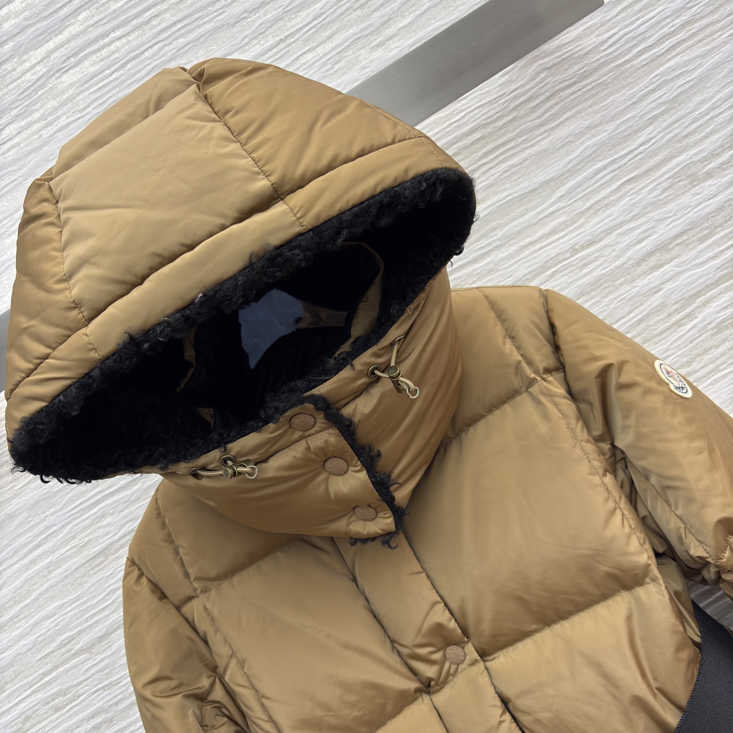 Mo立领连帽羽绒服 可拆卸帽设计 收腰设计勾勒曼妙身姿 解锁造型与保暖的双重自由 焦糖棕的温柔雅致 经典