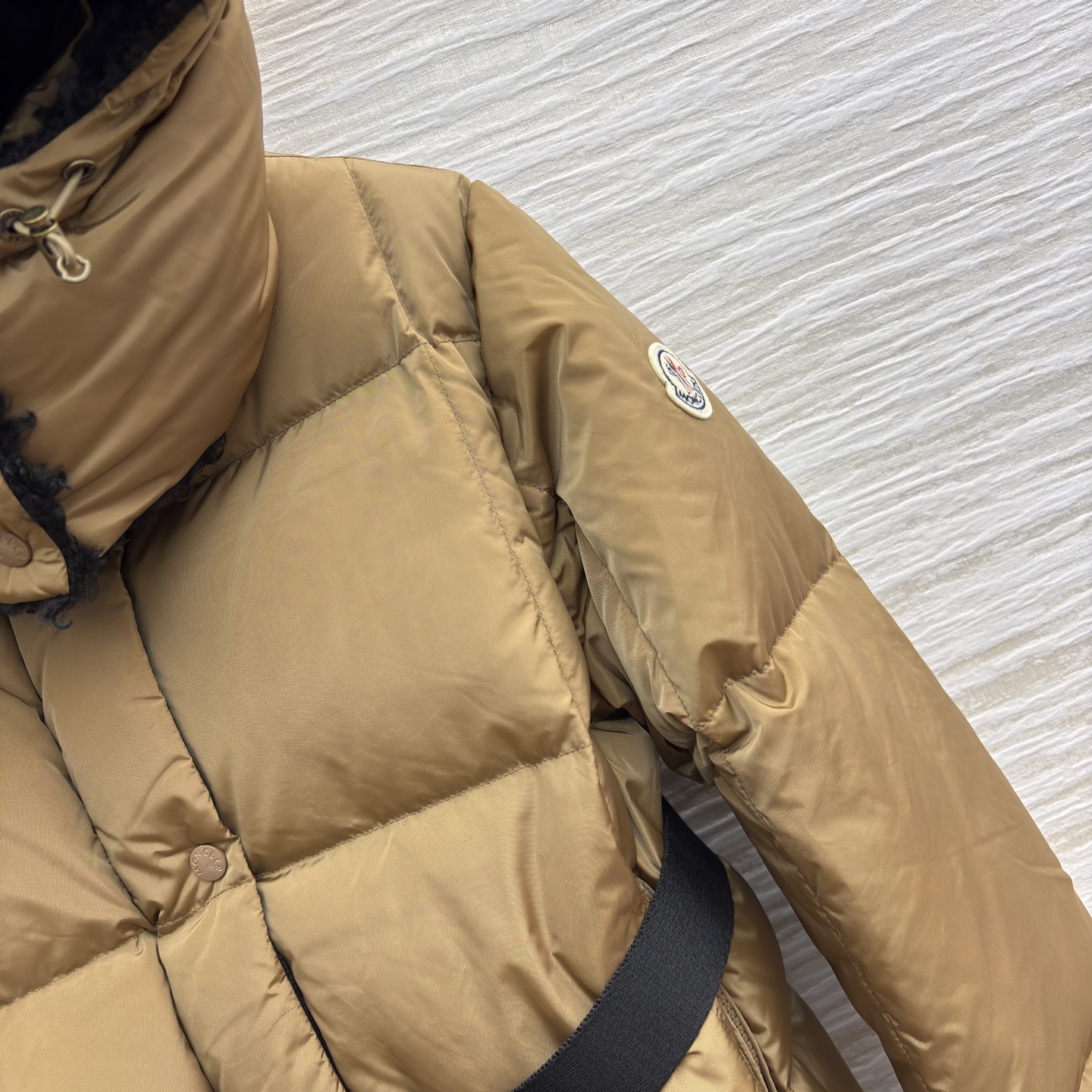 Mo立领连帽羽绒服 可拆卸帽设计 收腰设计勾勒曼妙身姿 解锁造型与保暖的双重自由 焦糖棕的温柔雅致 经典