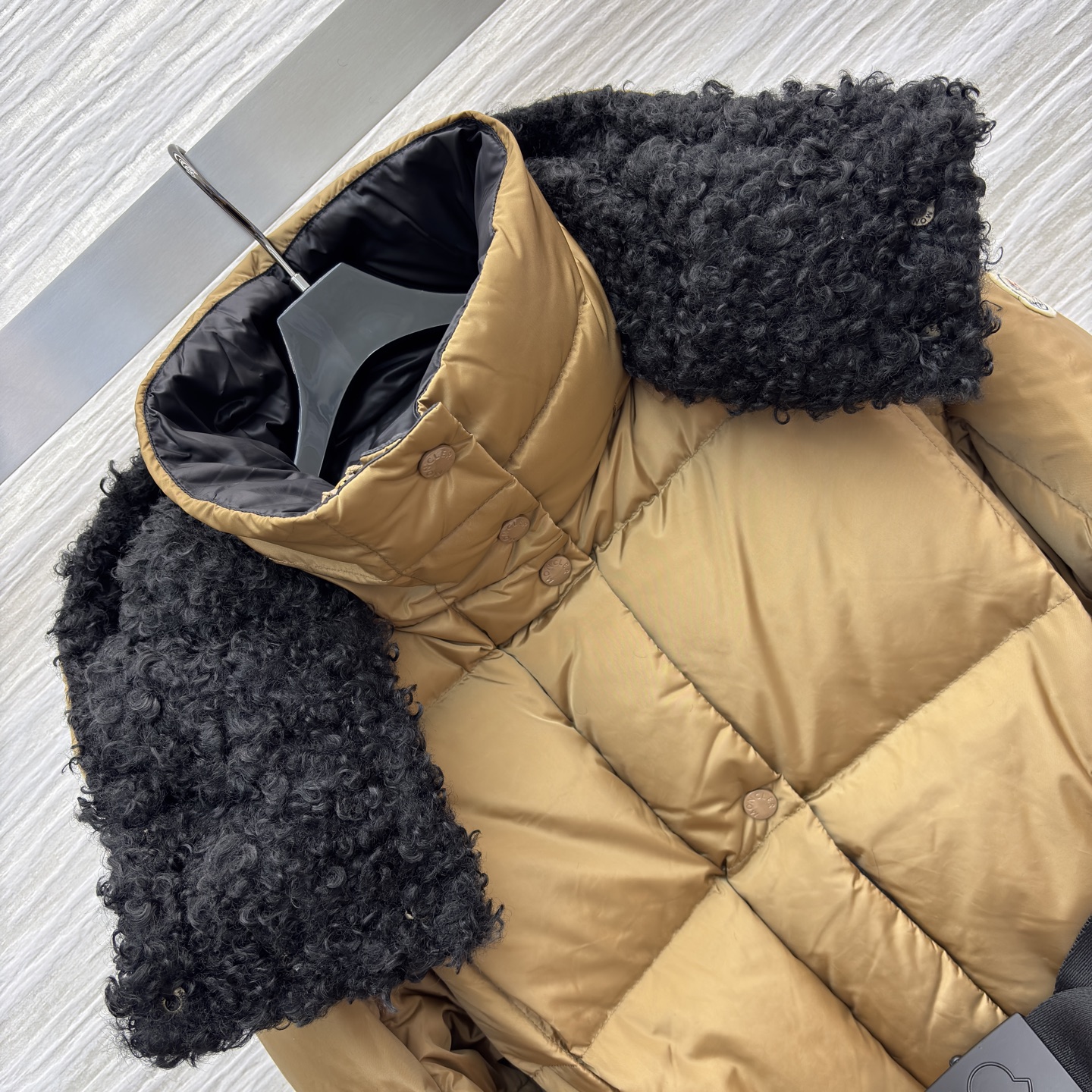 Mo立领连帽羽绒服 可拆卸帽设计 收腰设计勾勒曼妙身姿 解锁造型与保暖的双重自由 焦糖棕的温柔雅致 经典