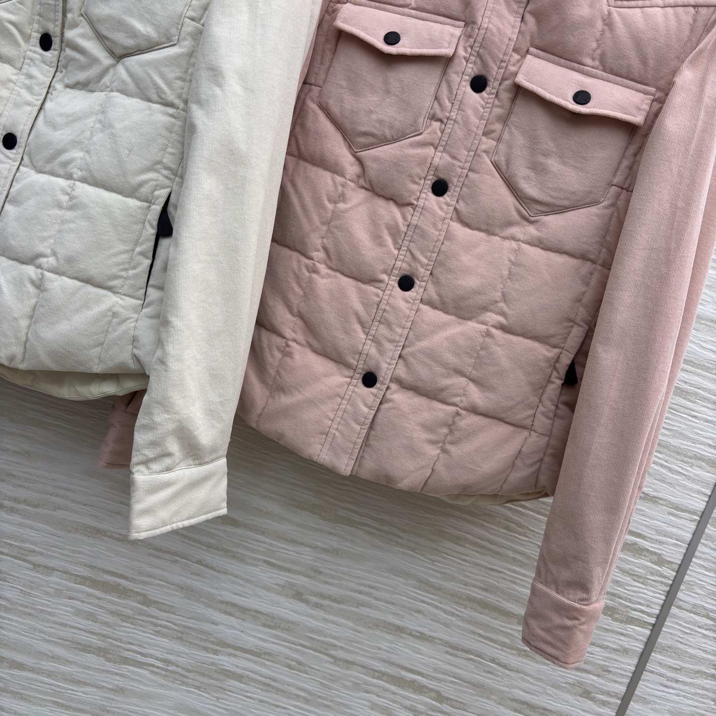 Mo经典翻领丝绒羽绒服 工装口袋设计 温柔的绗缝夹克是秋冬穿搭的质感之选 米白纯净雅致 粉调甜美可人 兼