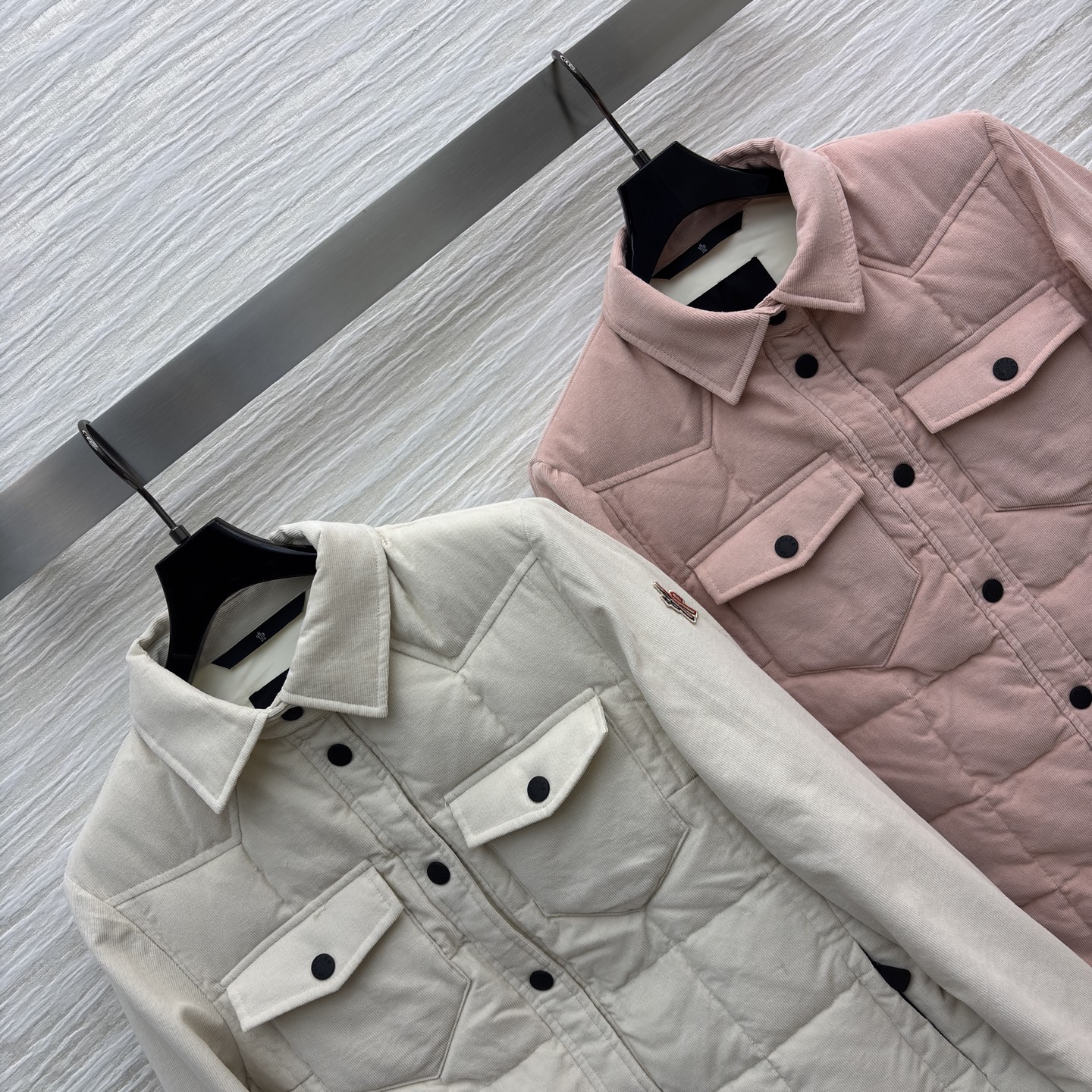 Mo经典翻领丝绒羽绒服 工装口袋设计 温柔的绗缝夹克是秋冬穿搭的质感之选 米白纯净雅致 粉调甜美可人 兼