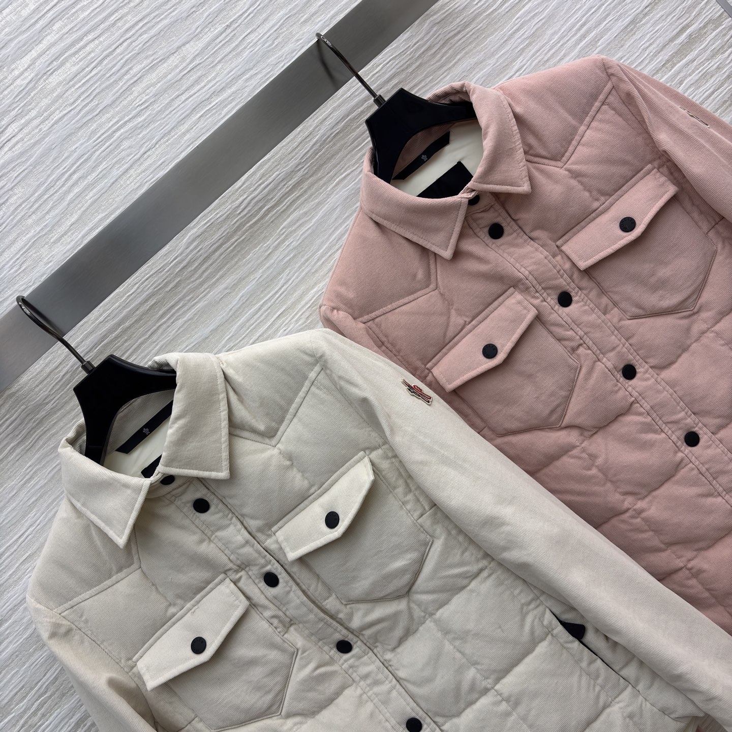 Mo经典翻领丝绒羽绒服 工装口袋设计 温柔的绗缝夹克是秋冬穿搭的质感之选 米白纯净雅致 粉调甜美可人 兼