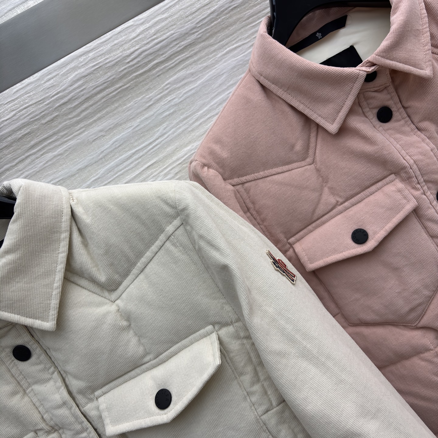 Mo经典翻领丝绒羽绒服 工装口袋设计 温柔的绗缝夹克是秋冬穿搭的质感之选 米白纯净雅致 粉调甜美可人 兼