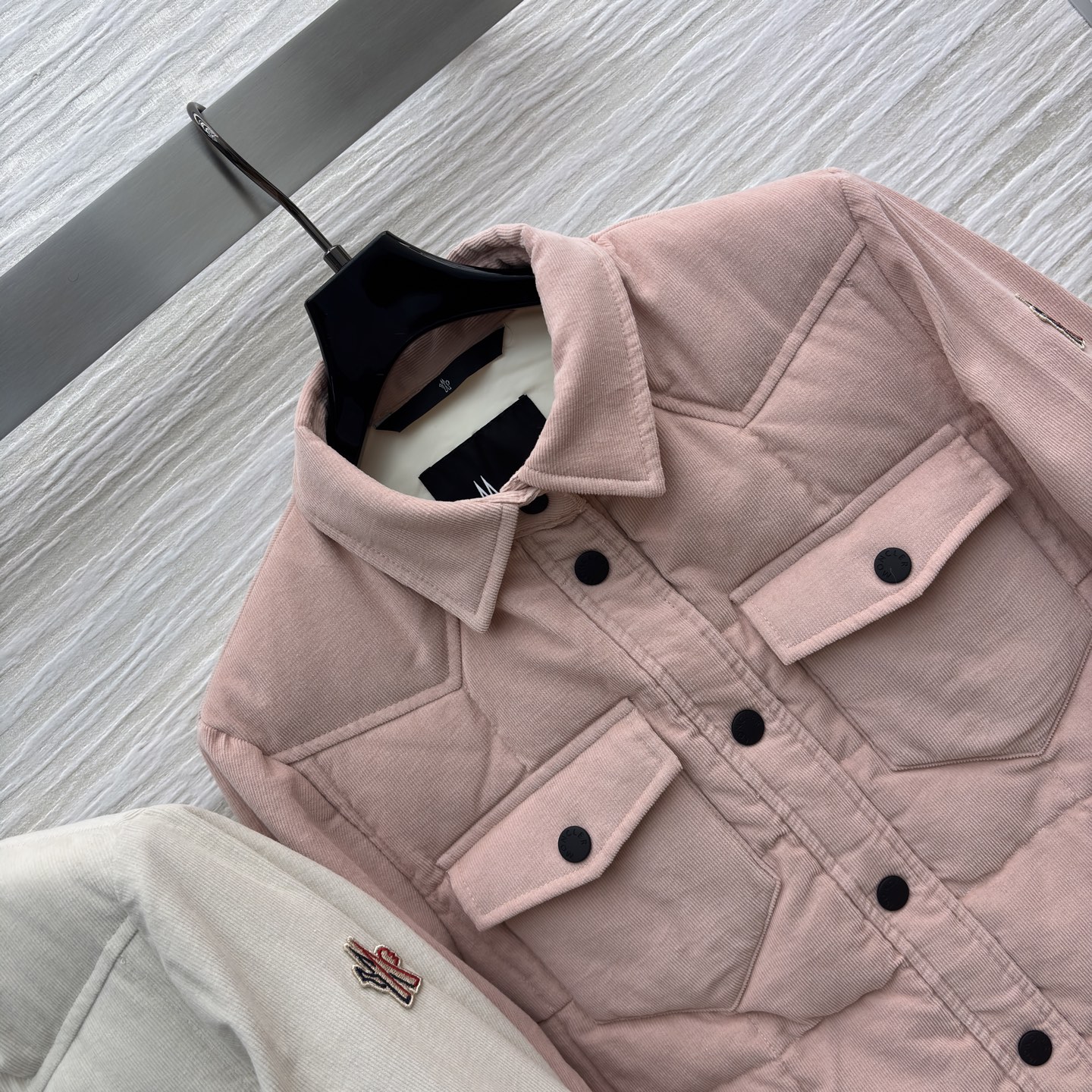 Mo经典翻领丝绒羽绒服 工装口袋设计 温柔的绗缝夹克是秋冬穿搭的质感之选 米白纯净雅致 粉调甜美可人 兼