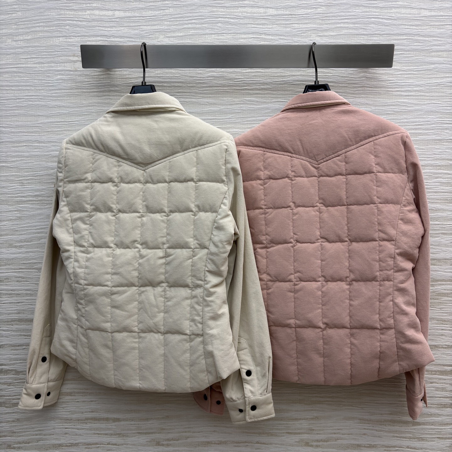 Mo经典翻领丝绒羽绒服 工装口袋设计 温柔的绗缝夹克是秋冬穿搭的质感之选 米白纯净雅致 粉调甜美可人 兼