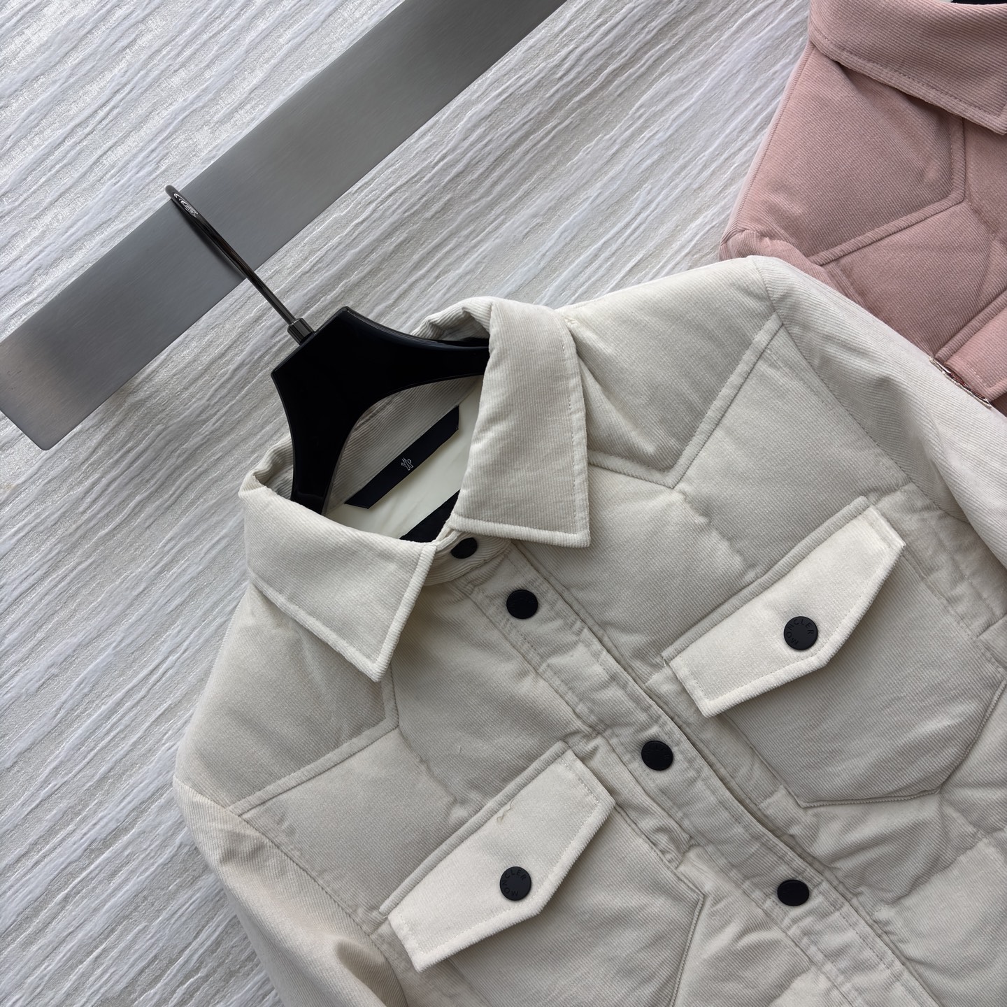 Mo经典翻领丝绒羽绒服 工装口袋设计 温柔的绗缝夹克是秋冬穿搭的质感之选 米白纯净雅致 粉调甜美可人 兼