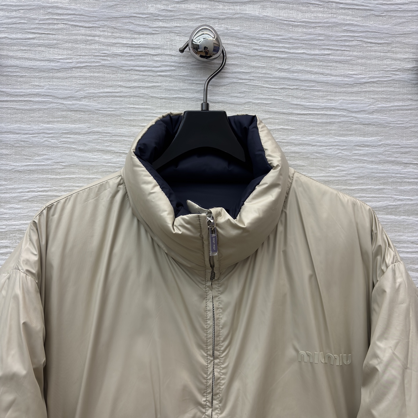 Miu家 立领双面穿羽绒服 一件羽绒服 两种风格 双面穿设计太懂穿搭小心机了 藏蓝一面是酷飒摩登 另一面